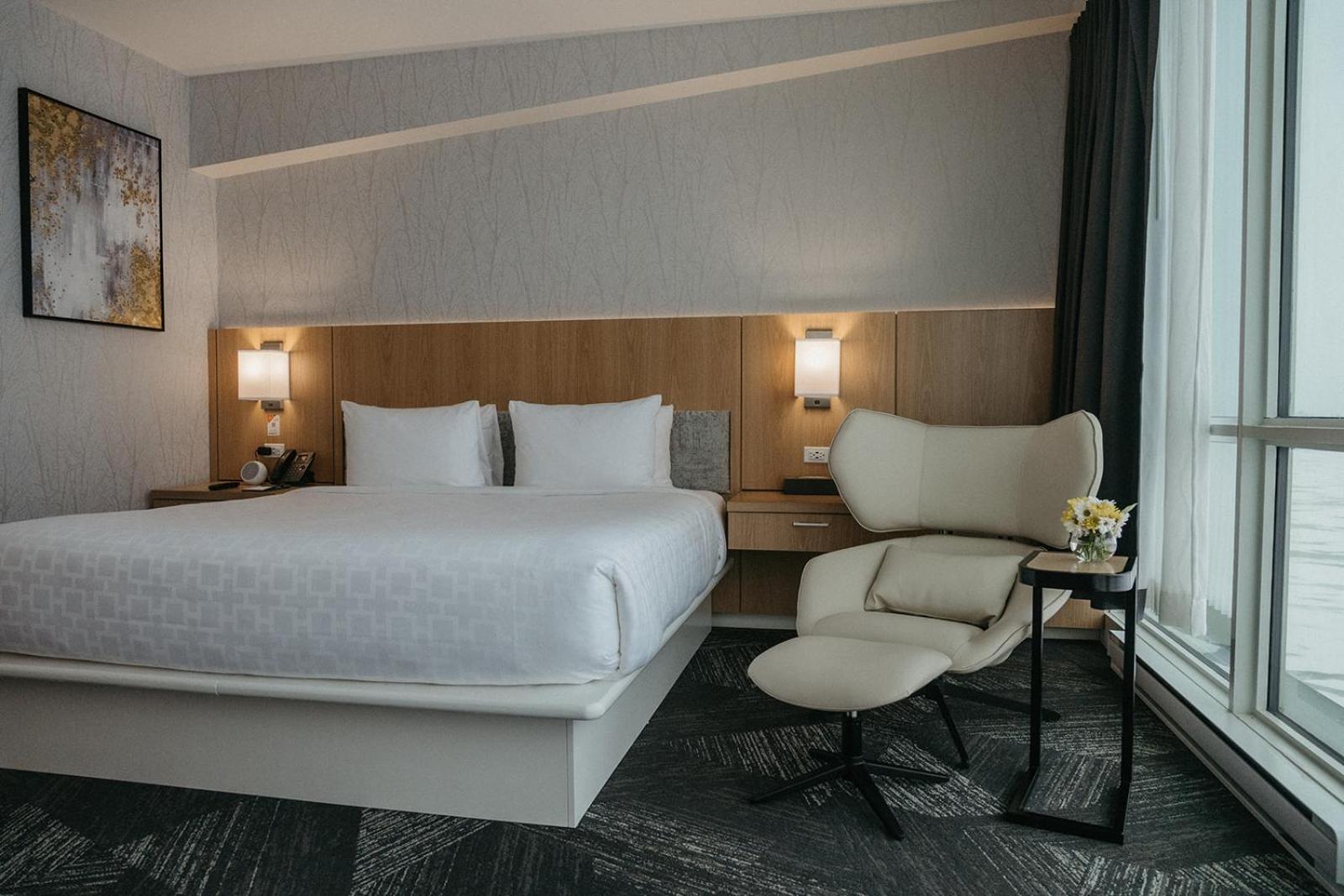 King Room with Lake View - Non-Smoking - Photo 8