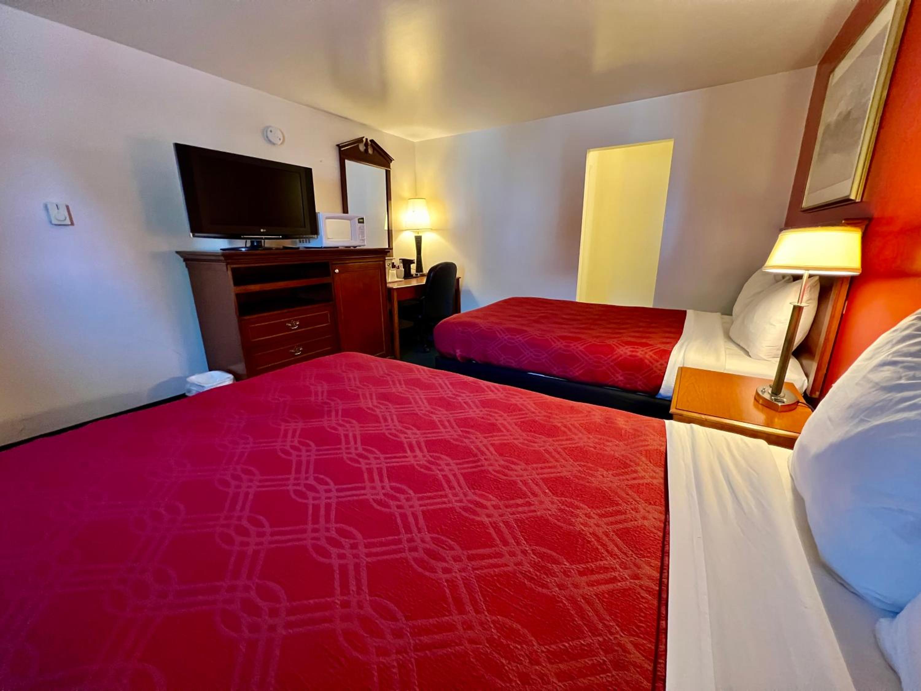 Double Room with Two Double Beds - Photo 2