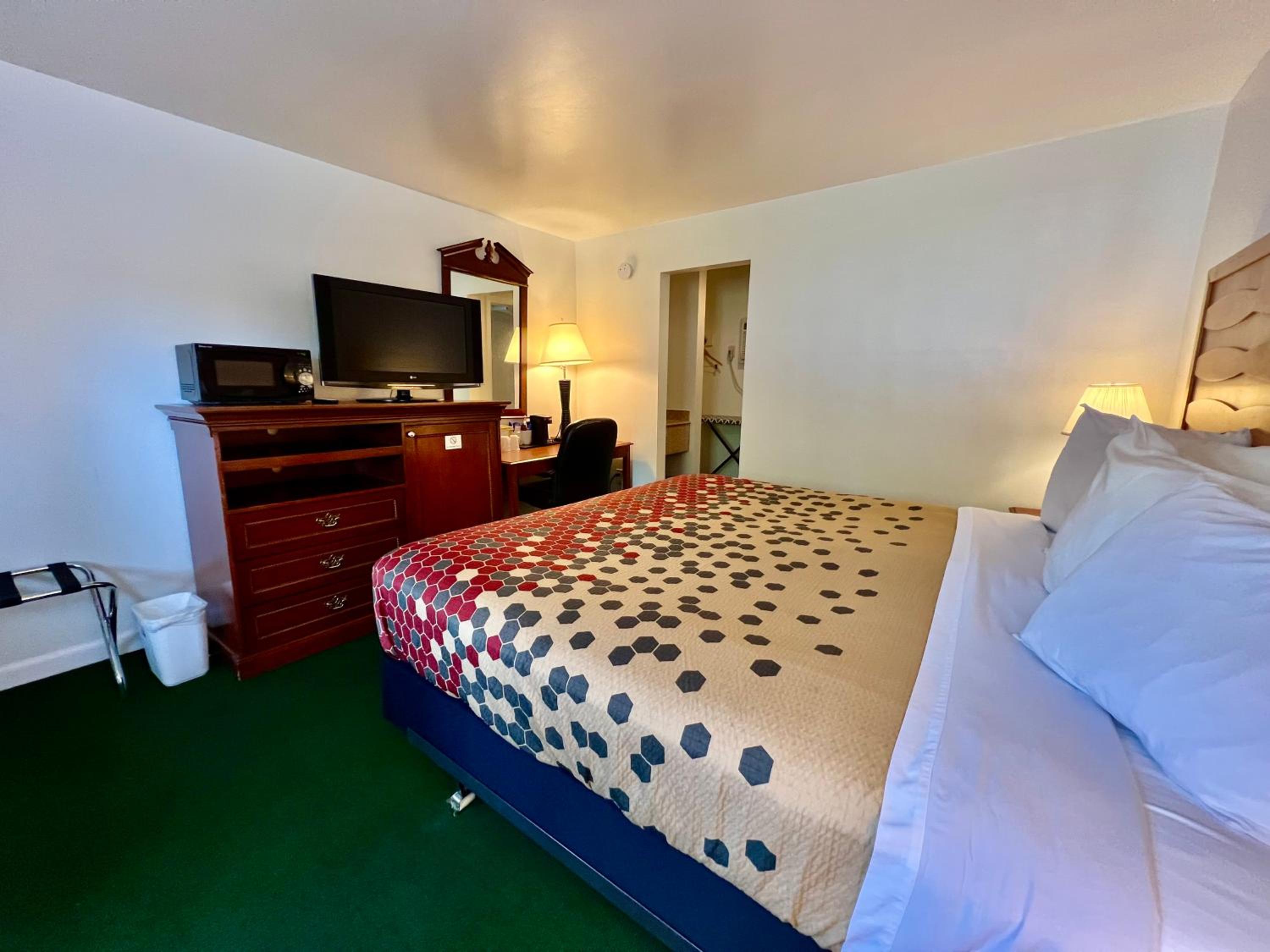 King Room - Non-Smoking - Photo 5