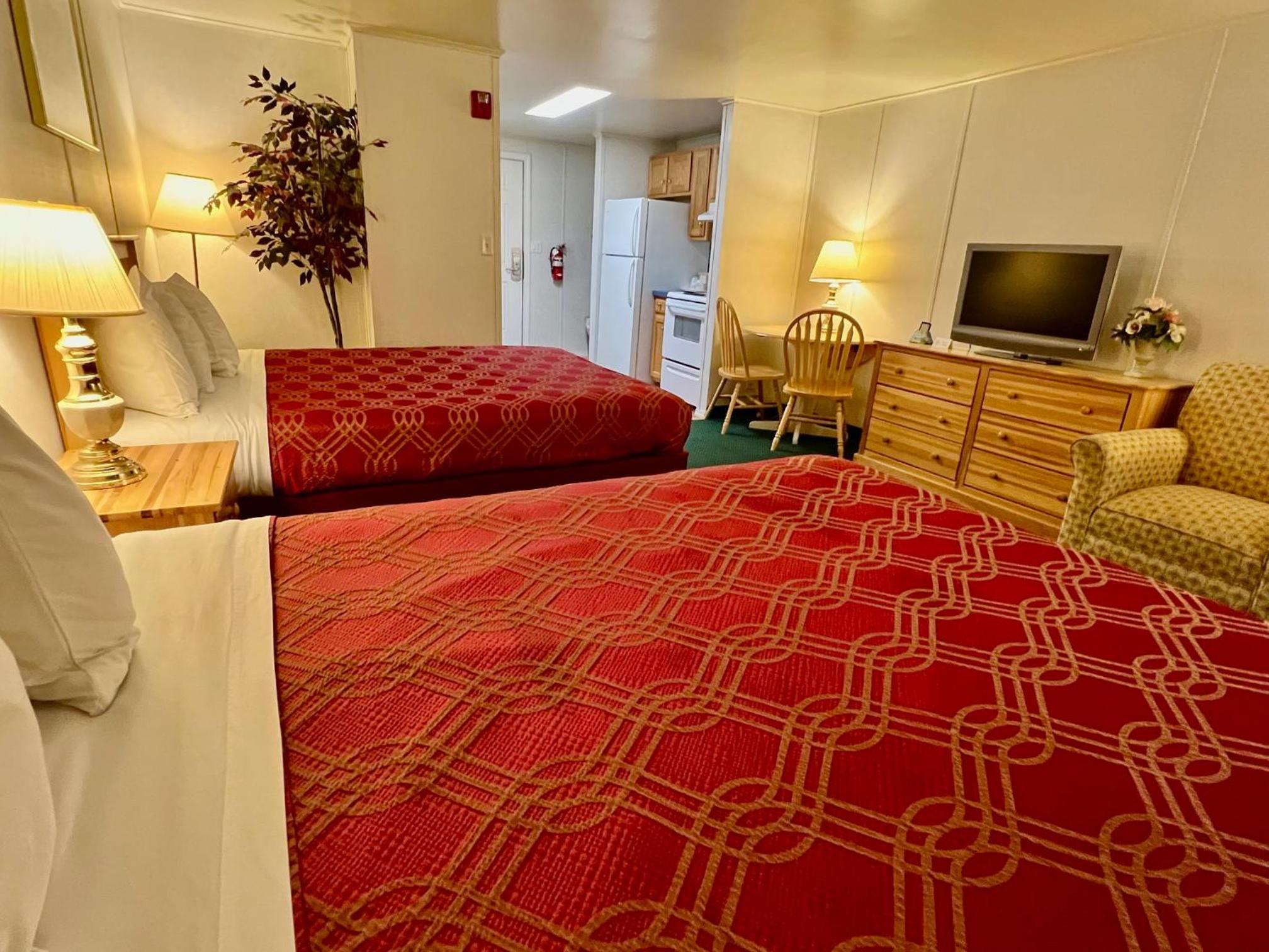 Queen Room with Two Queen Beds and Kitchenette - Photo 8