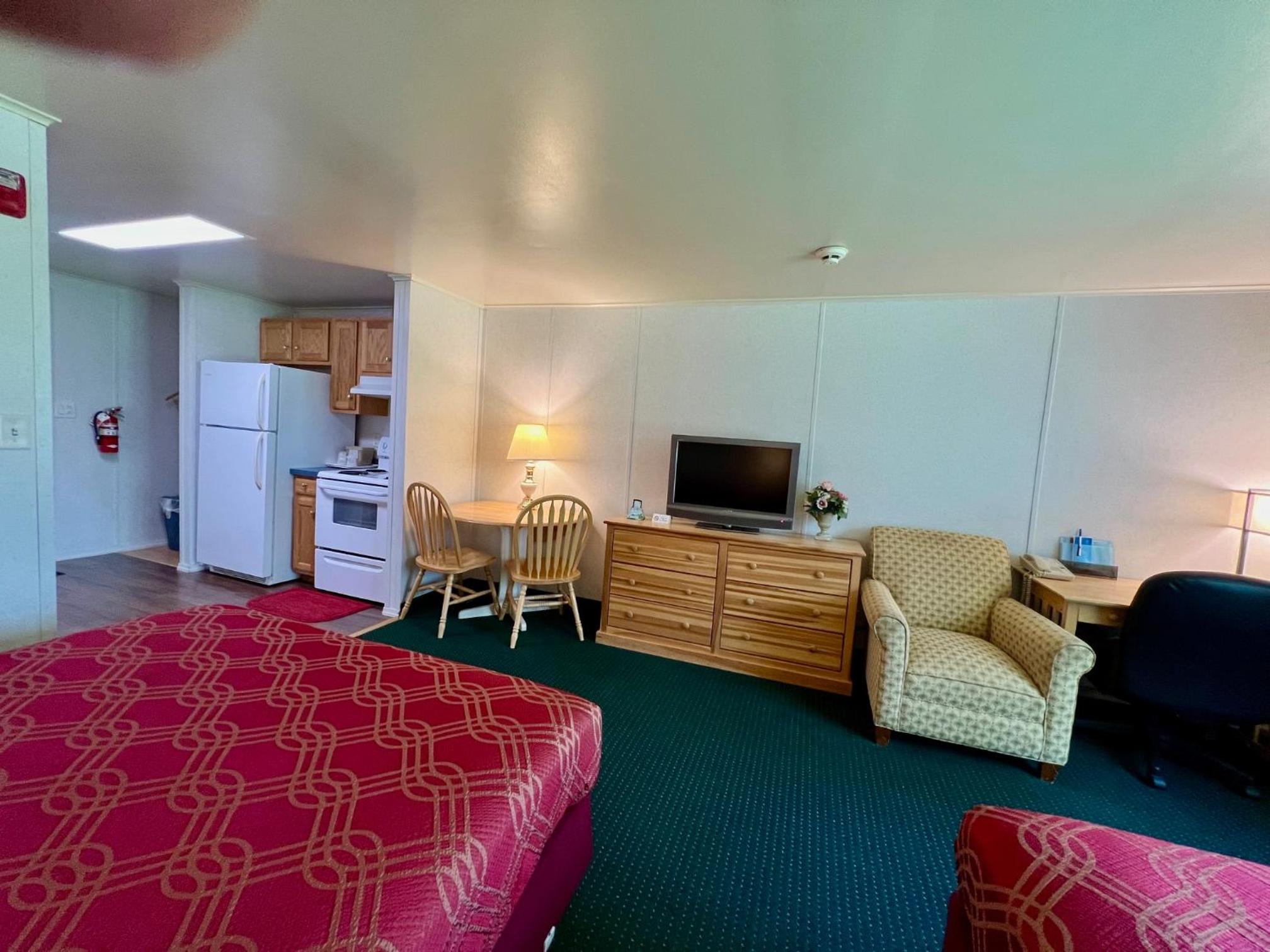 Queen Room with Two Queen Beds and Kitchenette - Photo 5