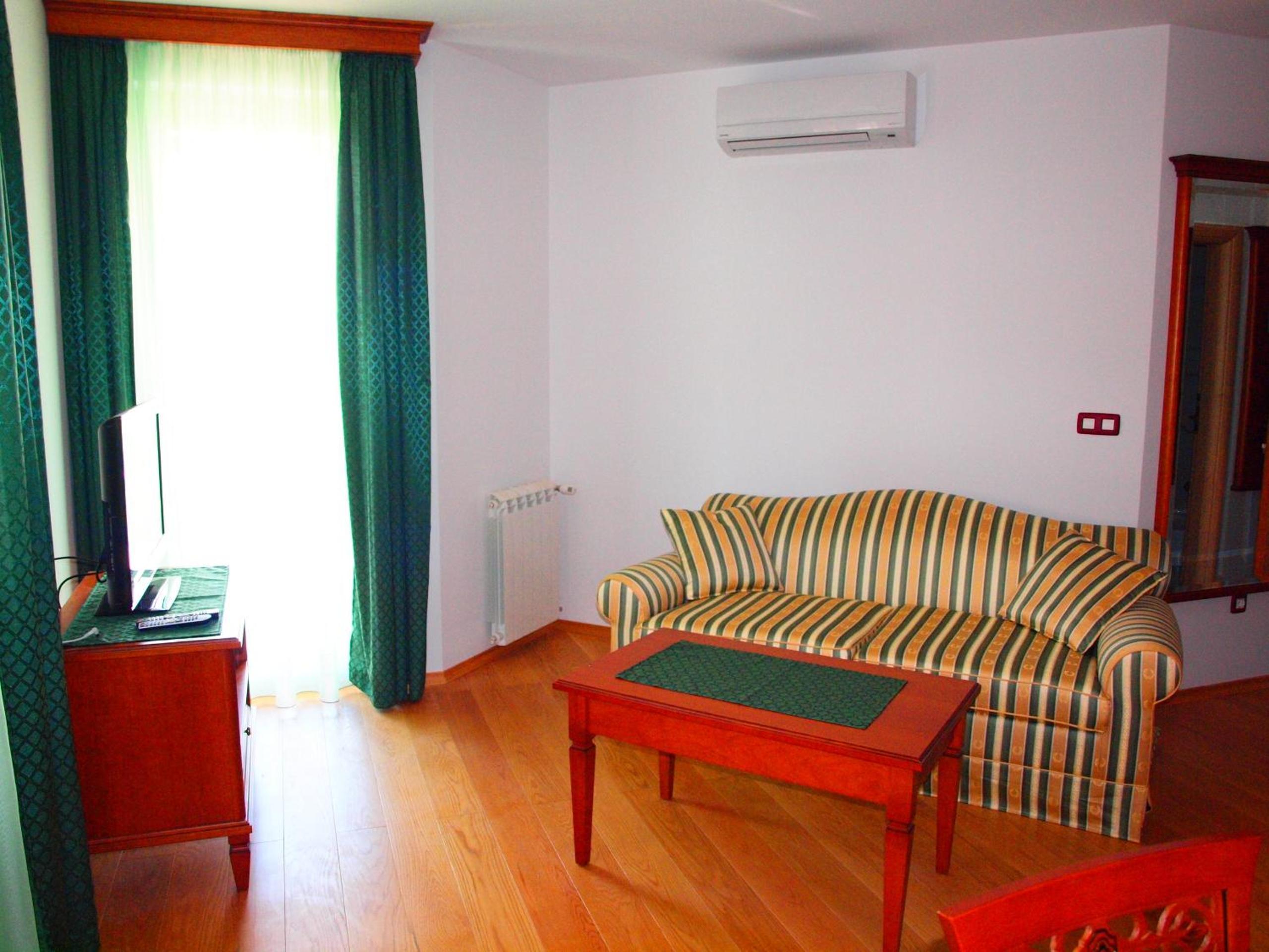 One-Bedroom Apartment (2 - 6 Adults) photo 3