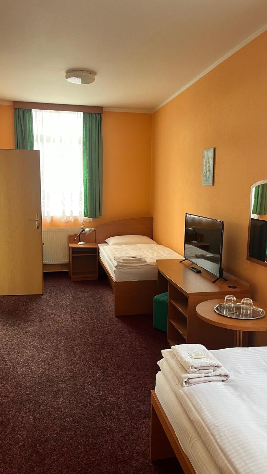 Twin Room - Disability Access photo 2