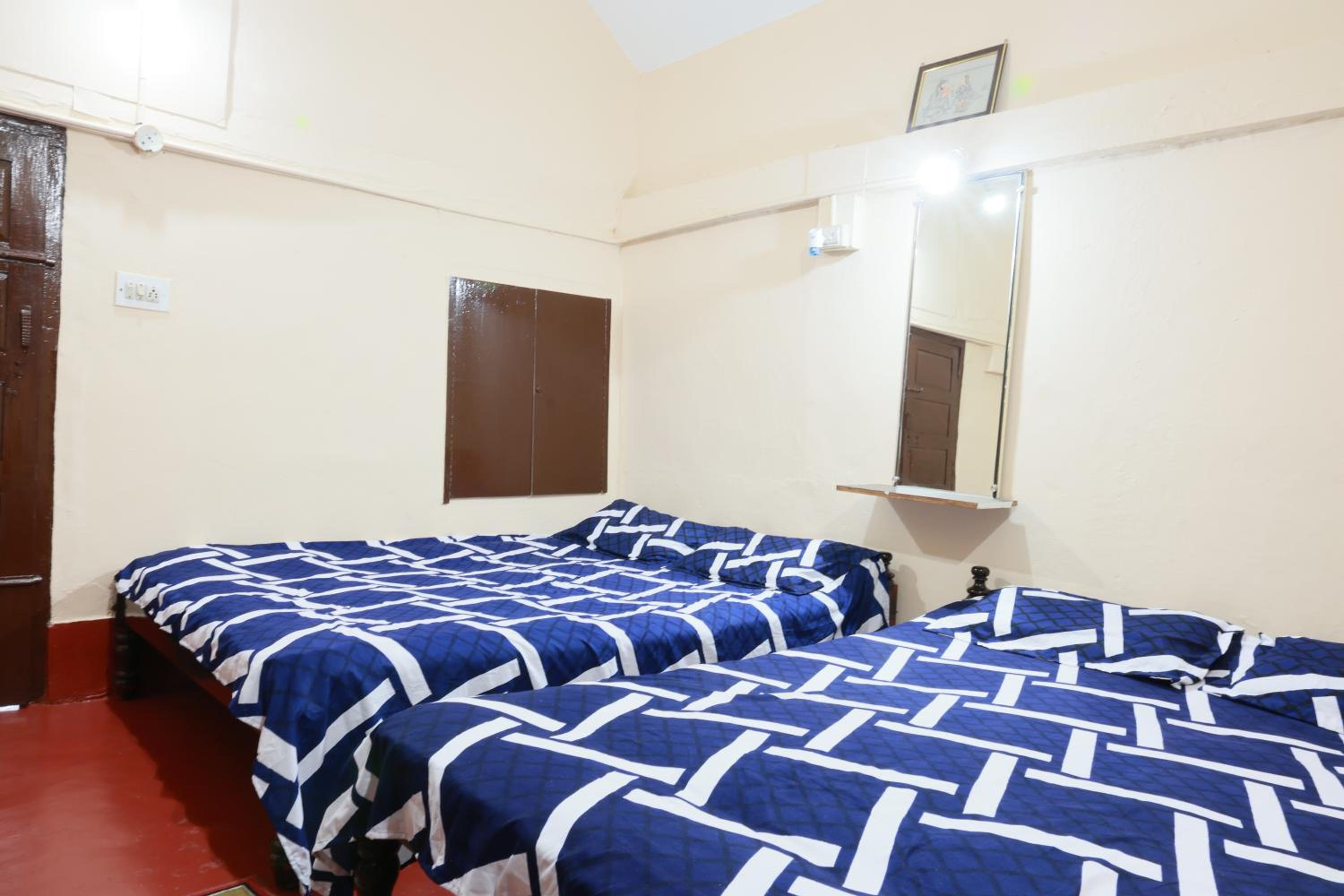 Deluxe Double Room (2 Adults + 1 Child) photo 2