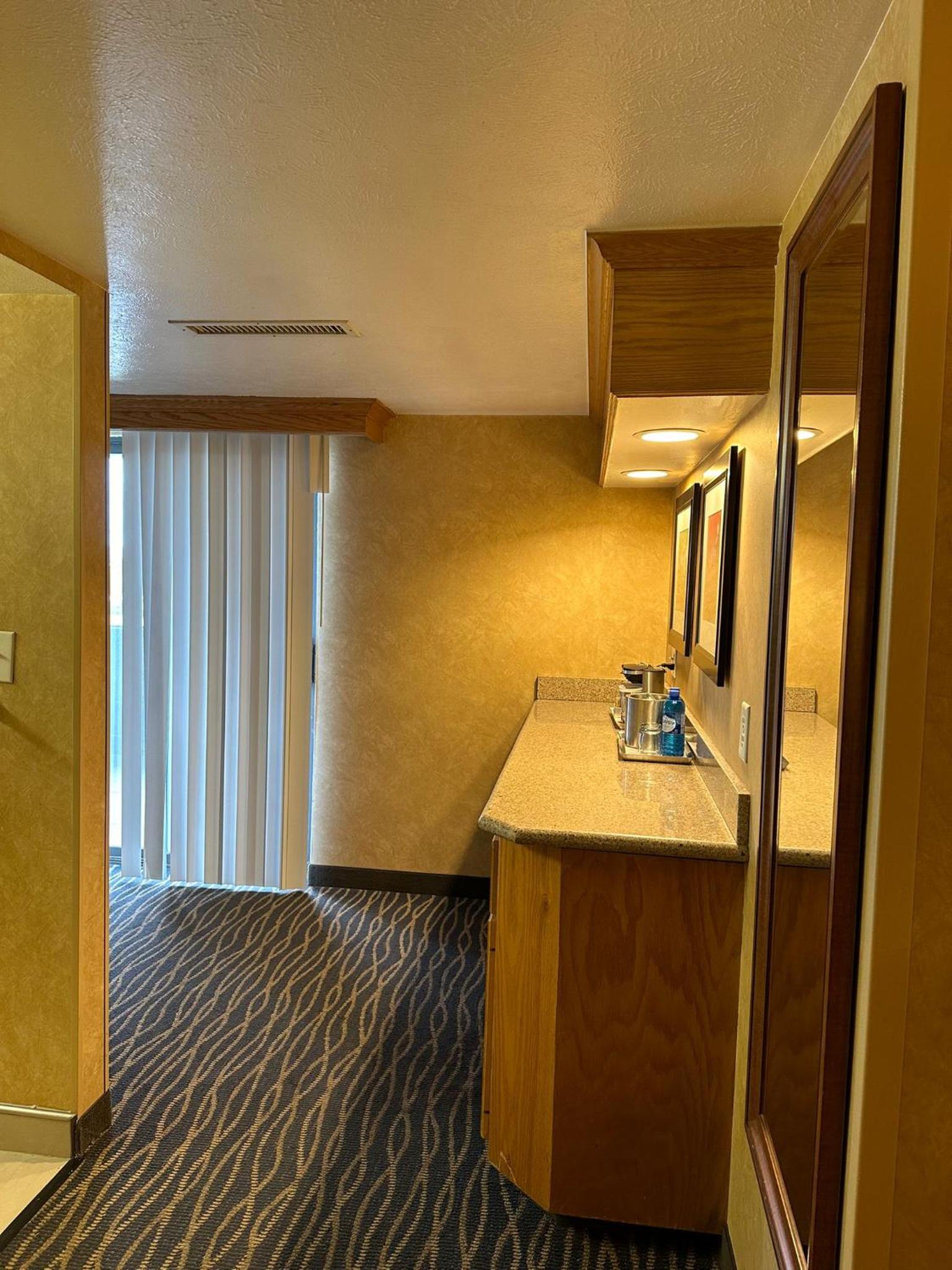Premium King Room with Balcony - Non-Smoking - Photo 5
