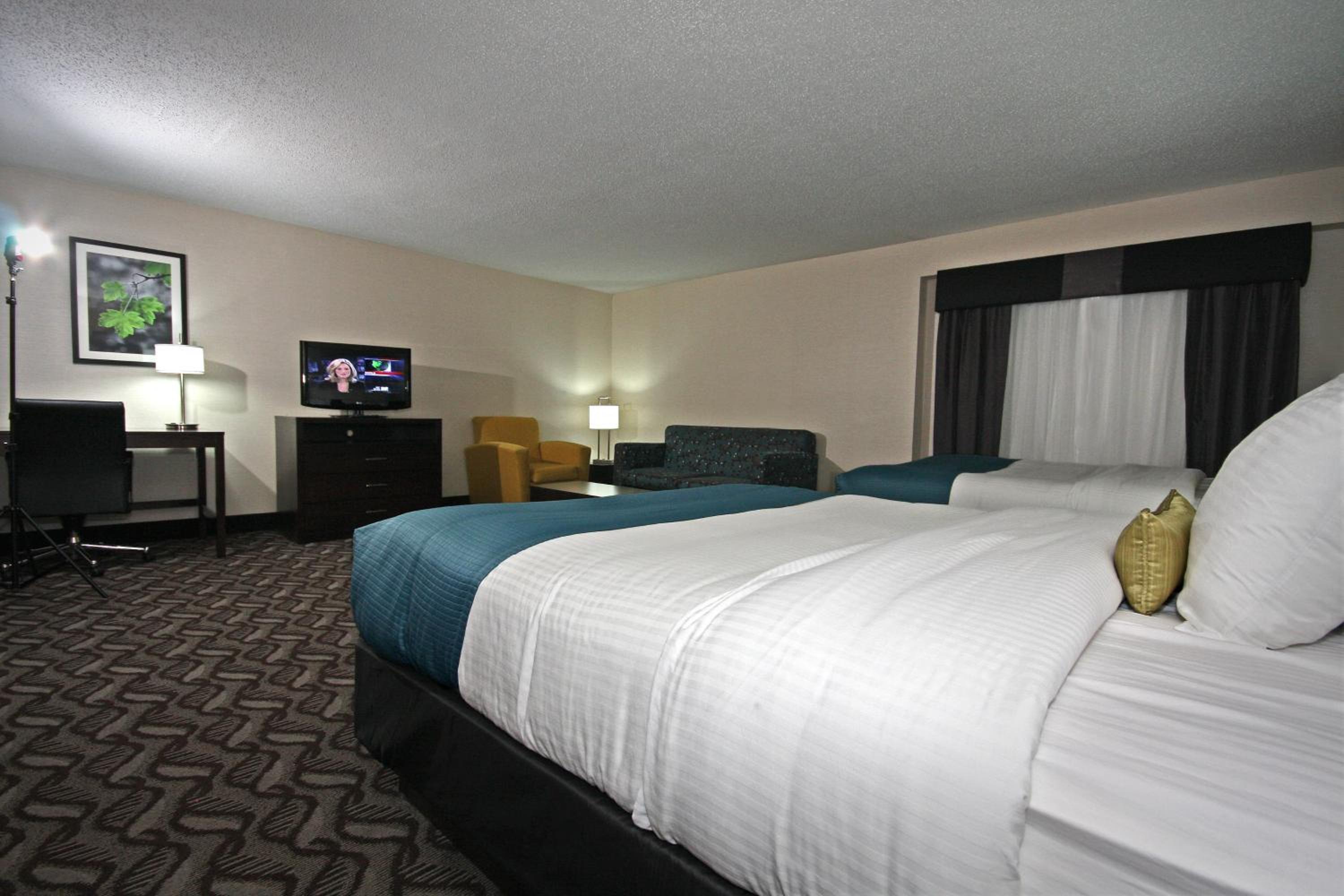 Deluxe Suite with Two Queen Beds and City View - Non-Smoking - Photo 3