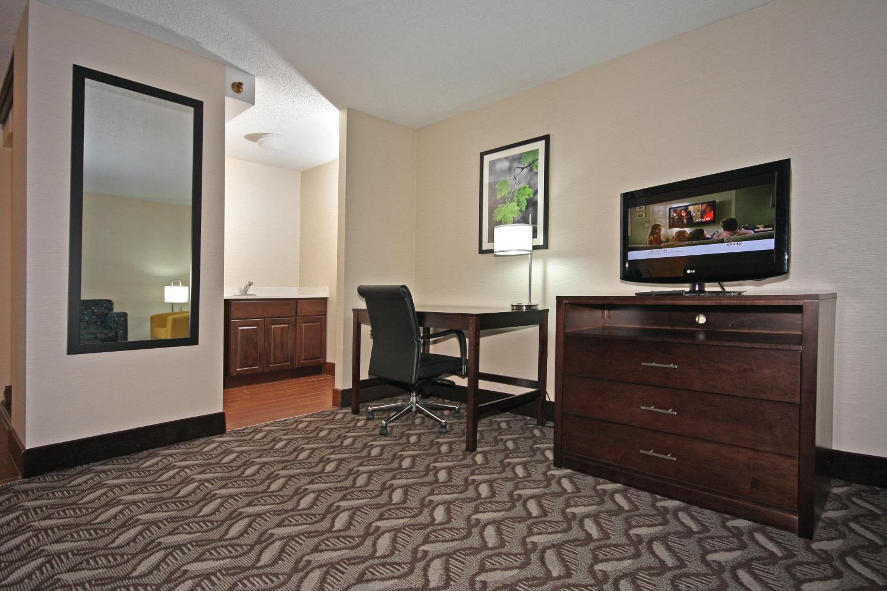 Deluxe Suite with Two Queen Beds and City View - Non-Smoking - Photo 2