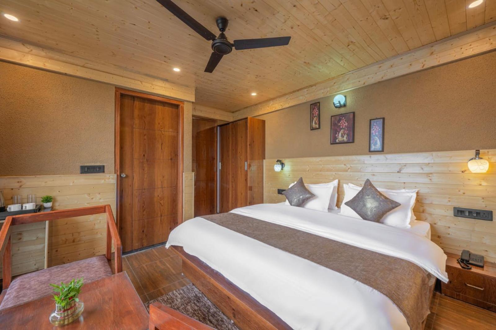 Superior King Room photo 2