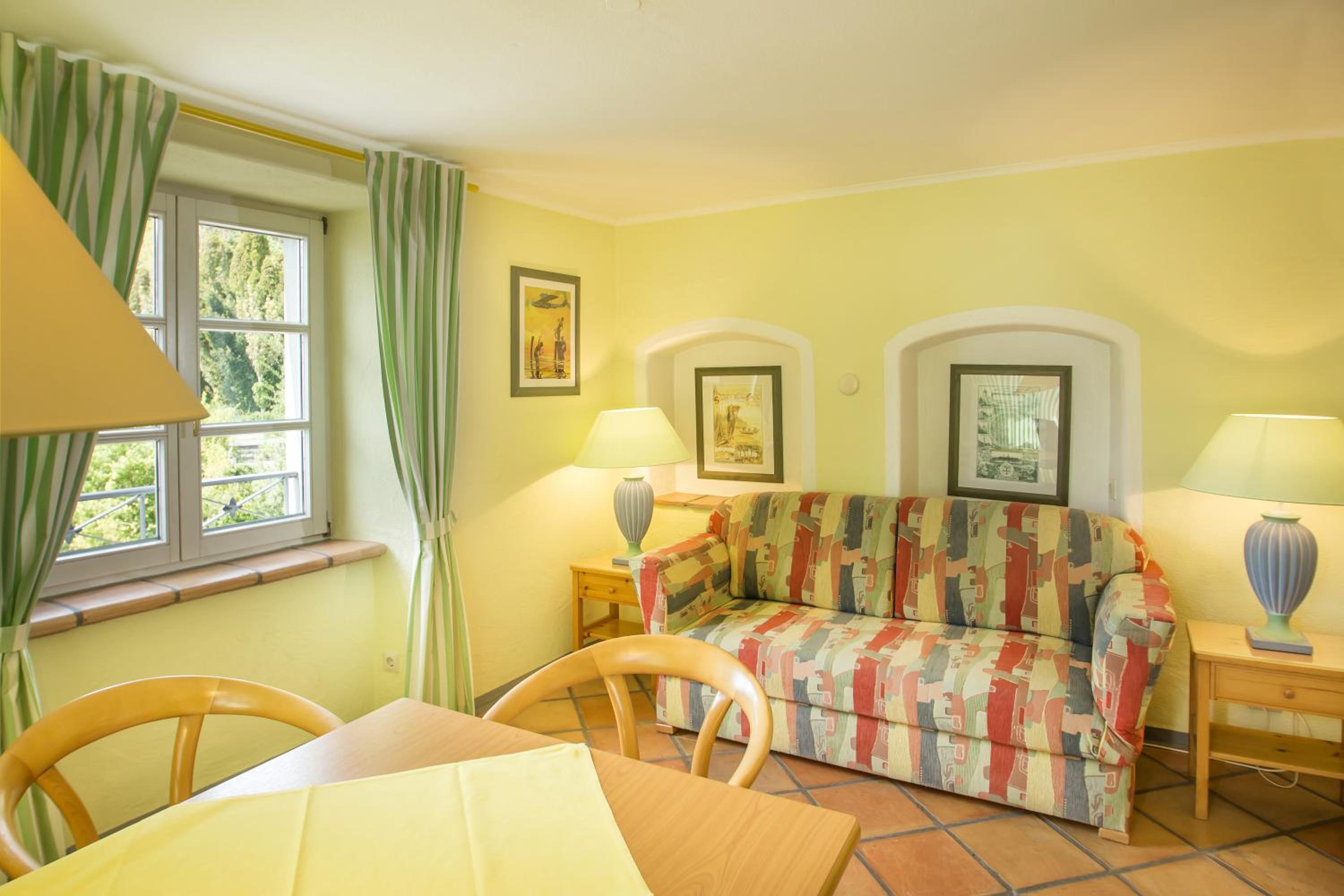 One-Bedroom Apartment with Lake View