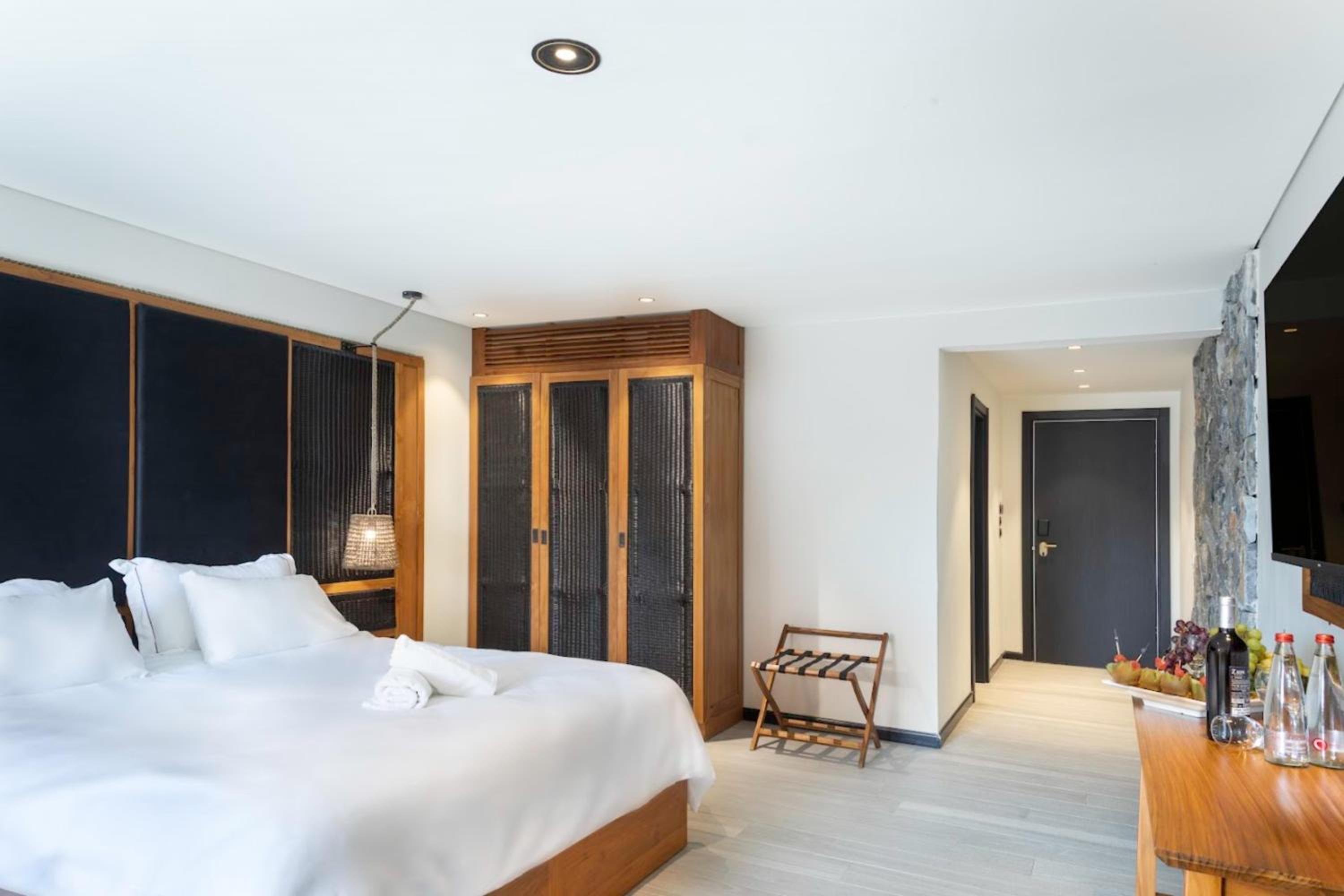 Deluxe Balcony Suite  - Photo 2