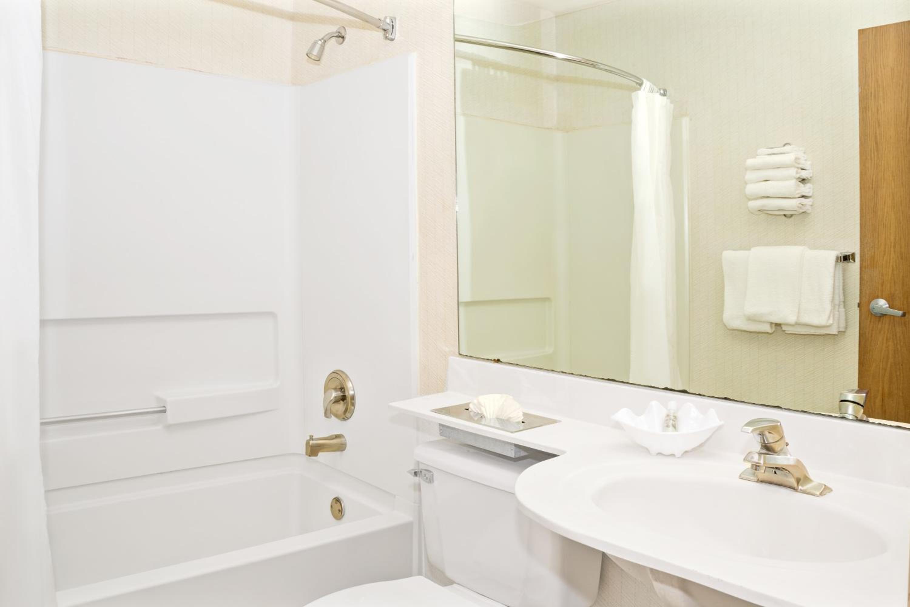 Queen Room - Non-Smoking - Photo 10