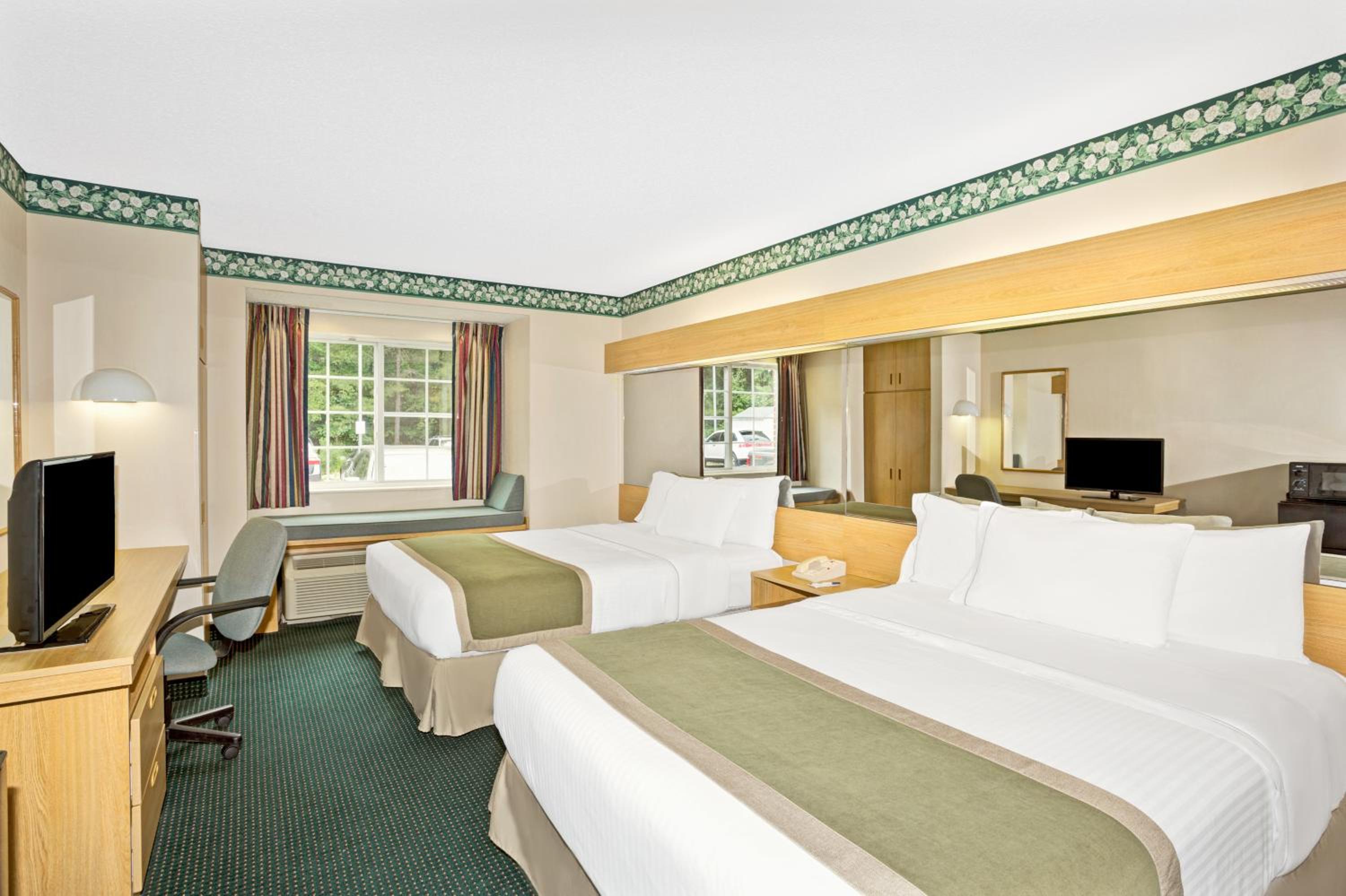 Queen Room with Two Queen Beds - Non-Smoking - Photo 6