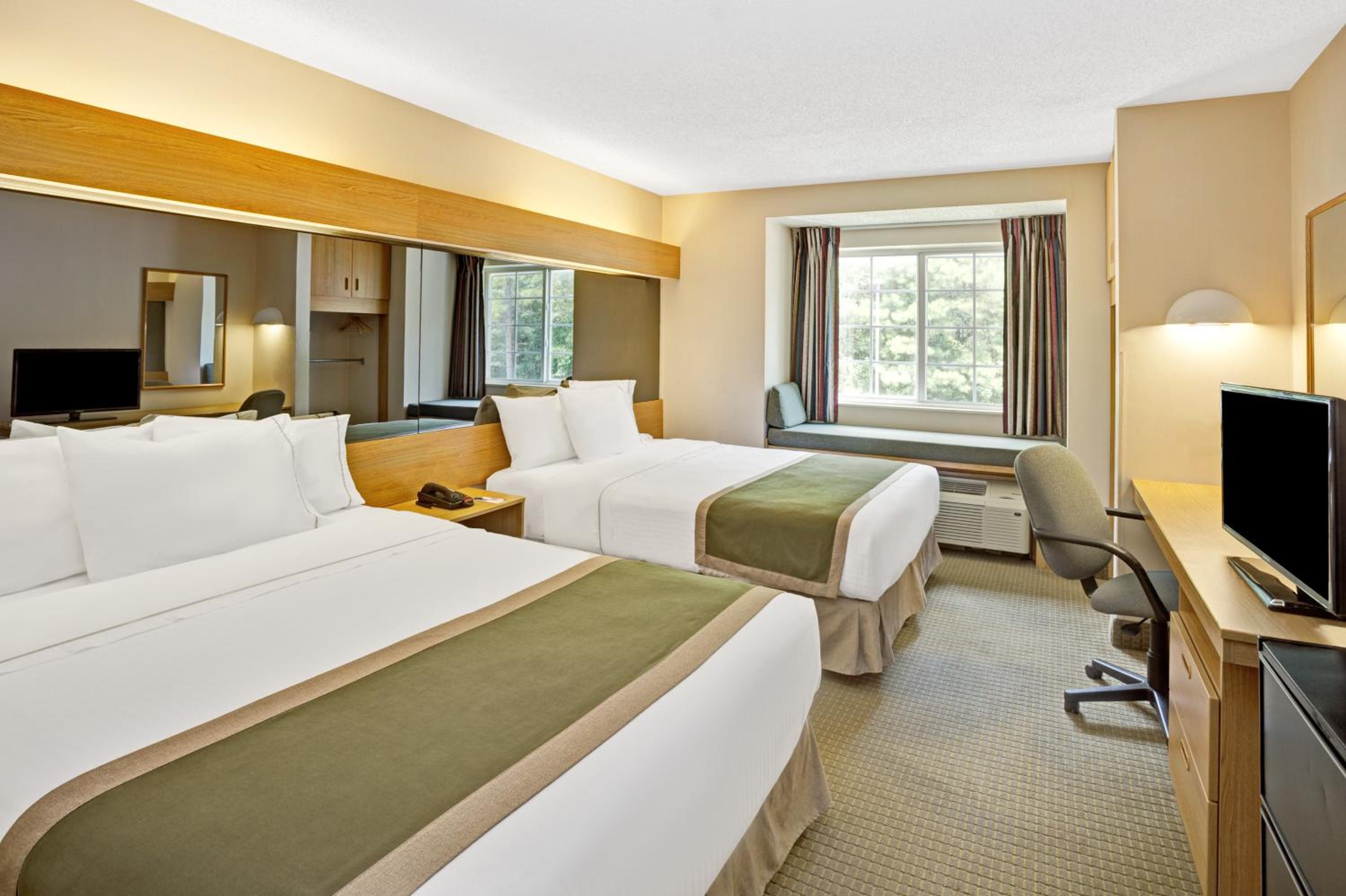 Queen Room with Two Queen Beds - Non-Smoking - Photo 3
