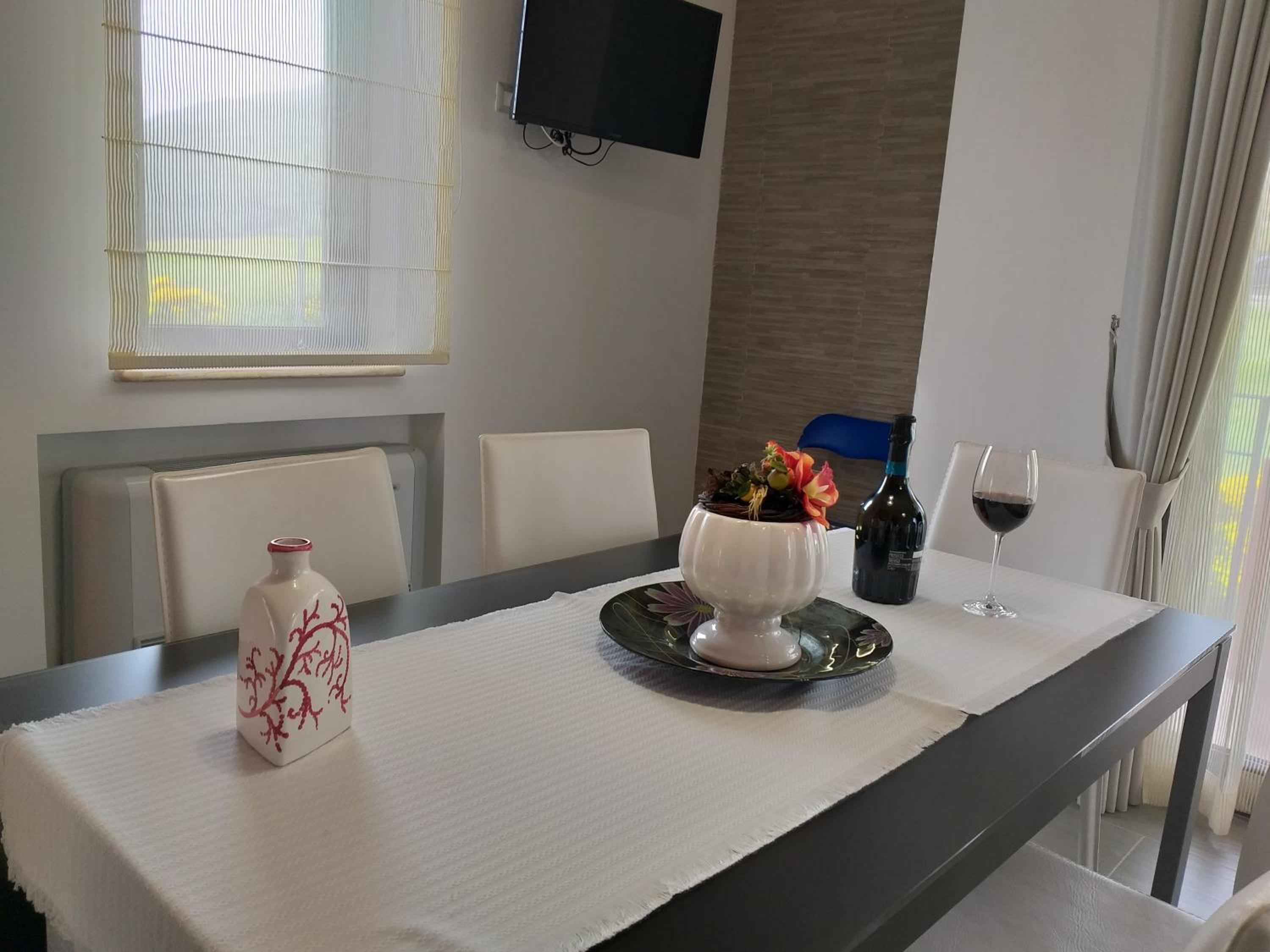Two-Bedroom House - Photo 2