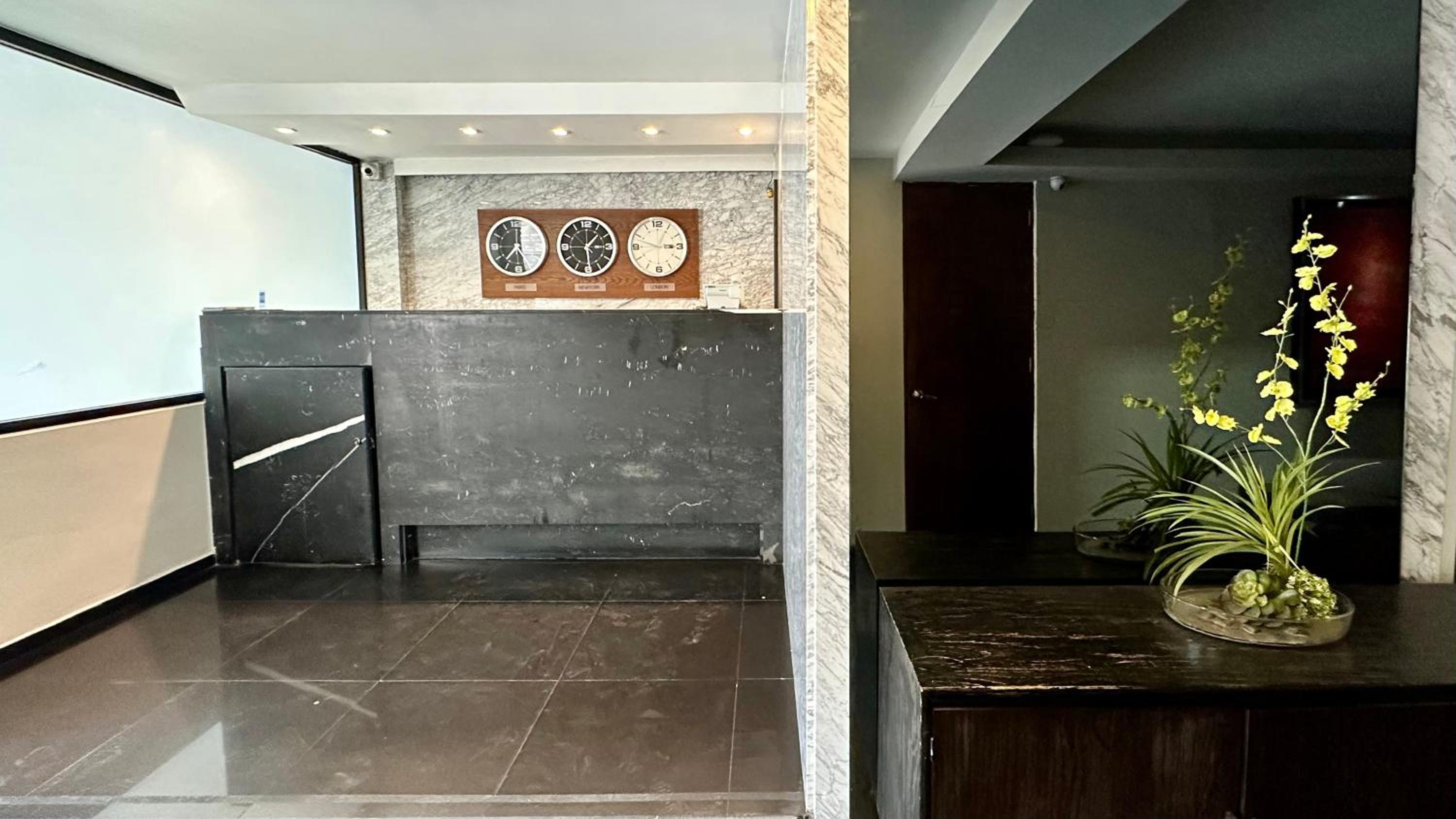 Deluxe Queen Suite - Photo 20