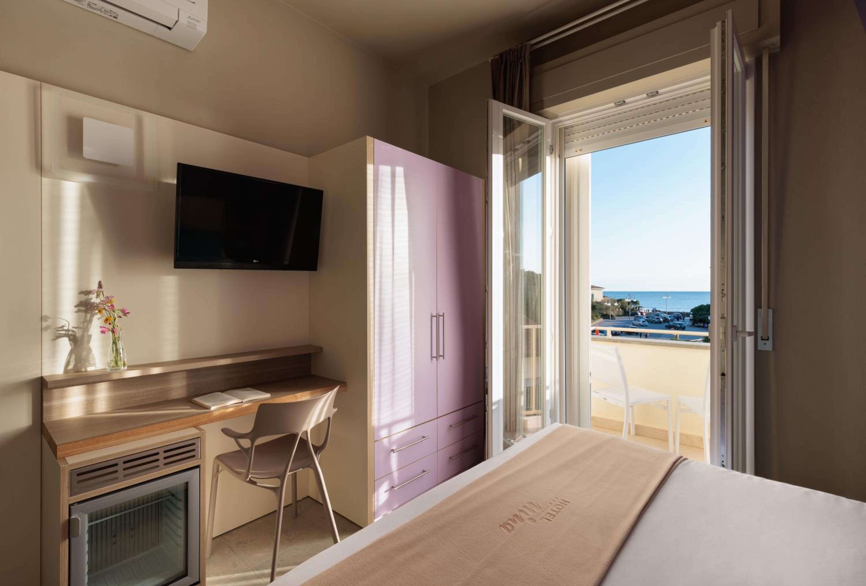 Double Room with Balcony and Sea View - Photo 1