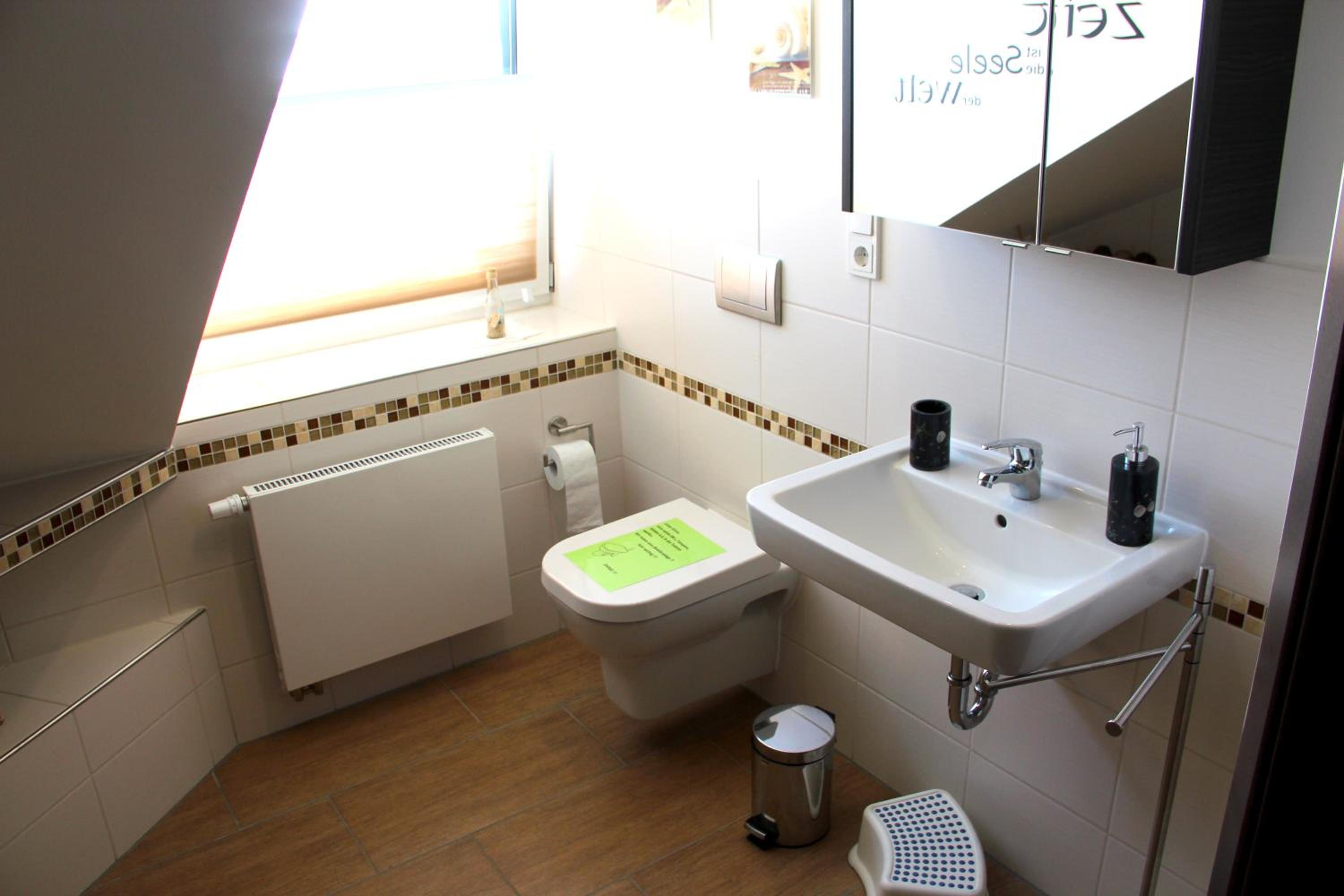 One-Bedroom Apartment with Balcony and Water View photo 2
