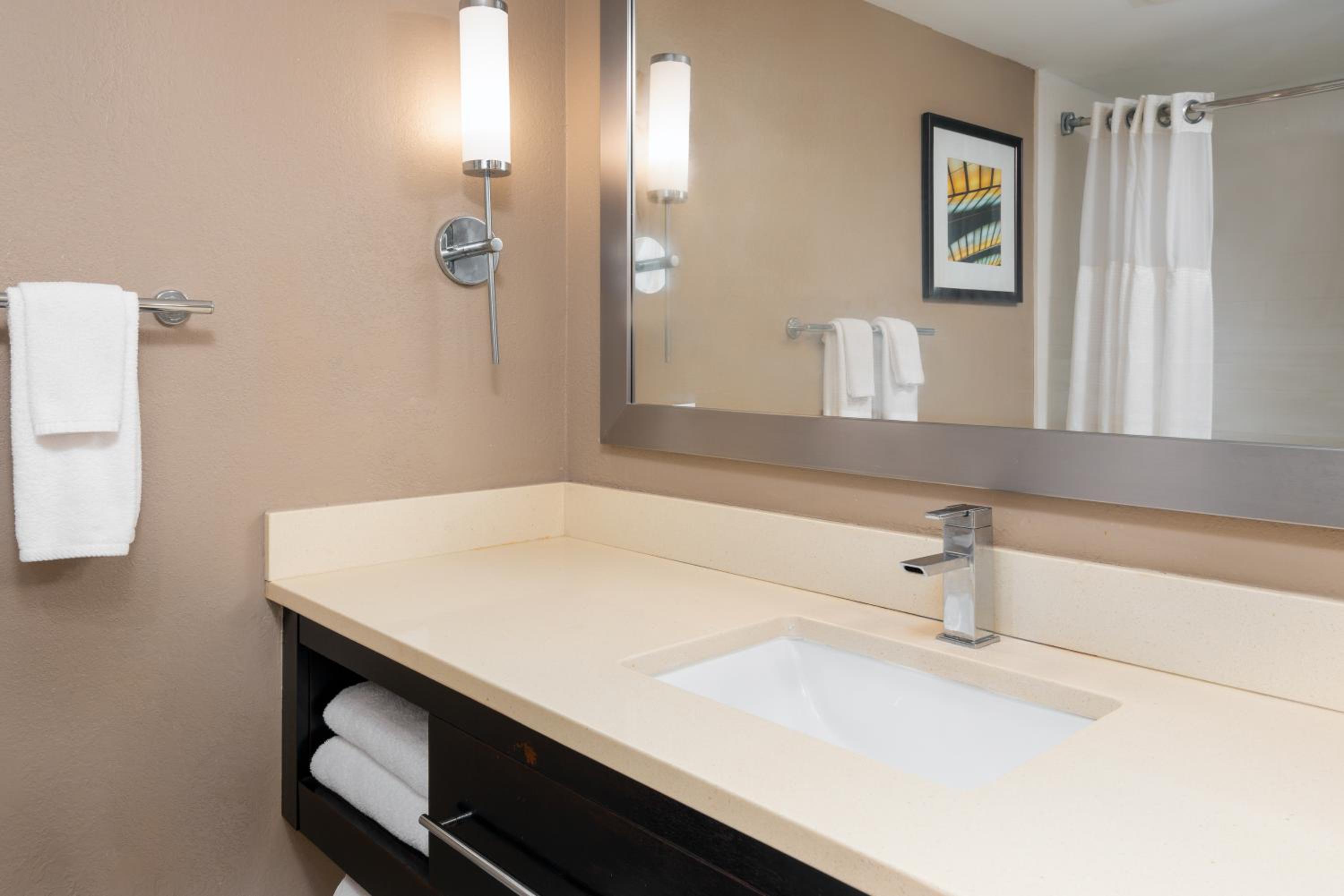 Junior King Suite with Living Area photo 3