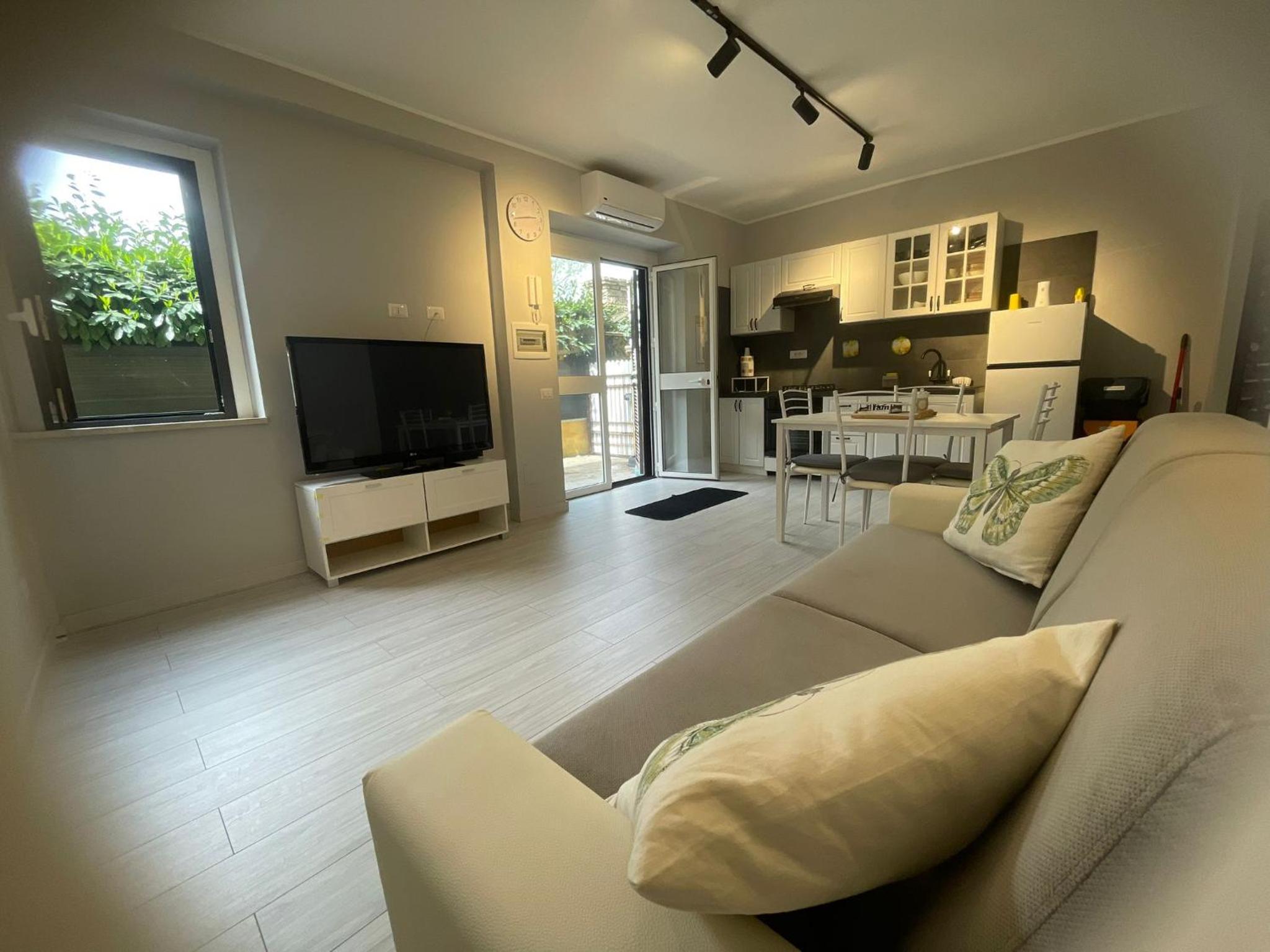 One-Bedroom Apartment photo 1