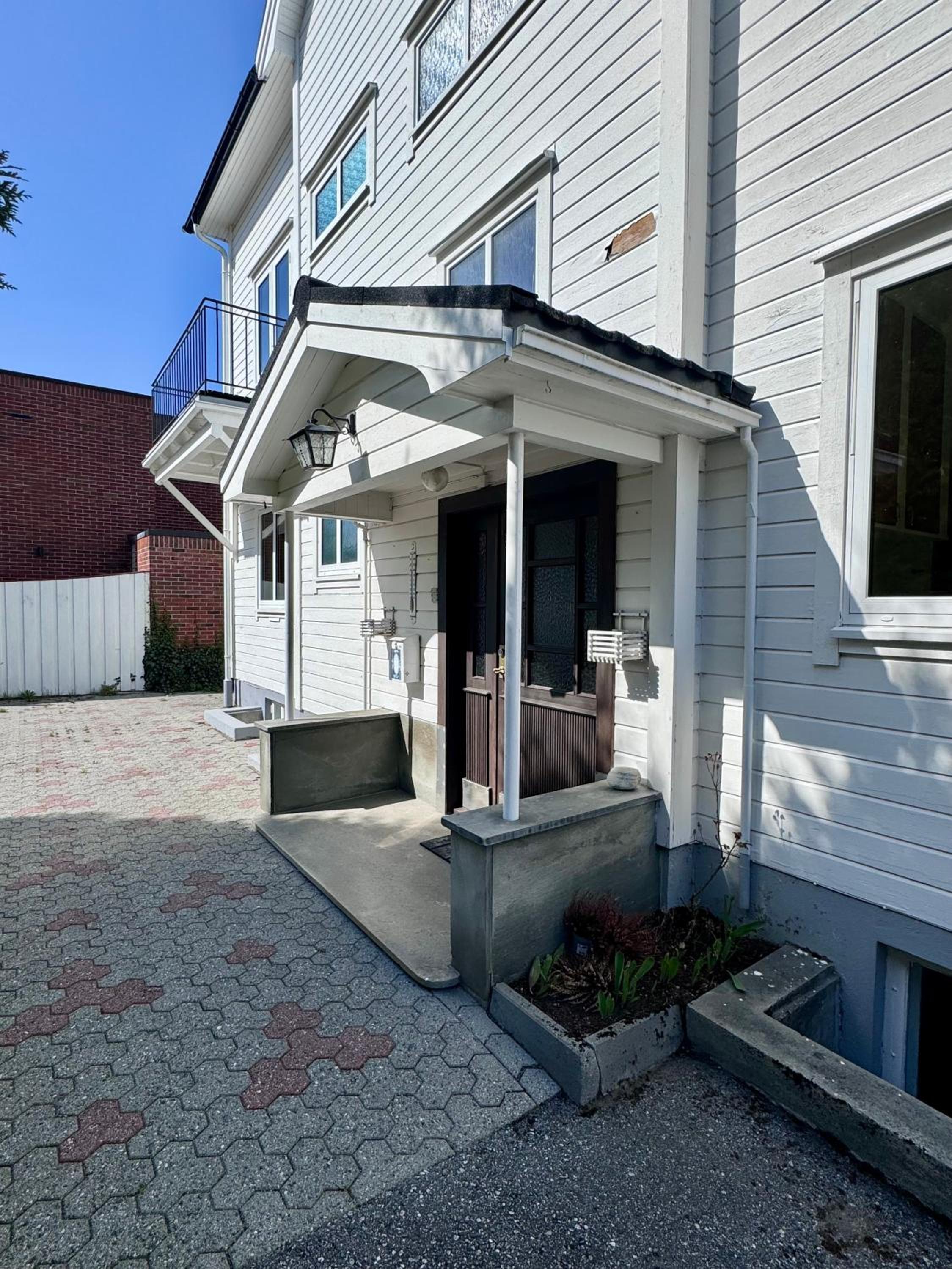 Three-Bedroom Apartment With Balcony photo 2