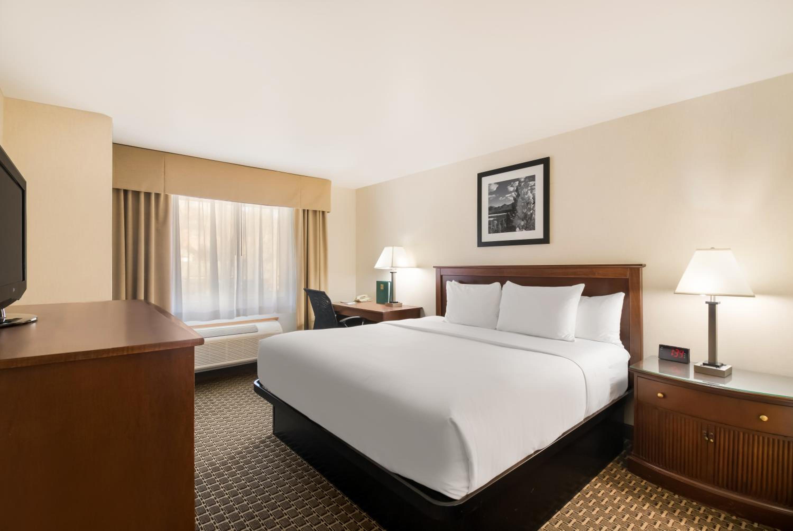 King Room - Accessible/Non Smoking - Photo 2