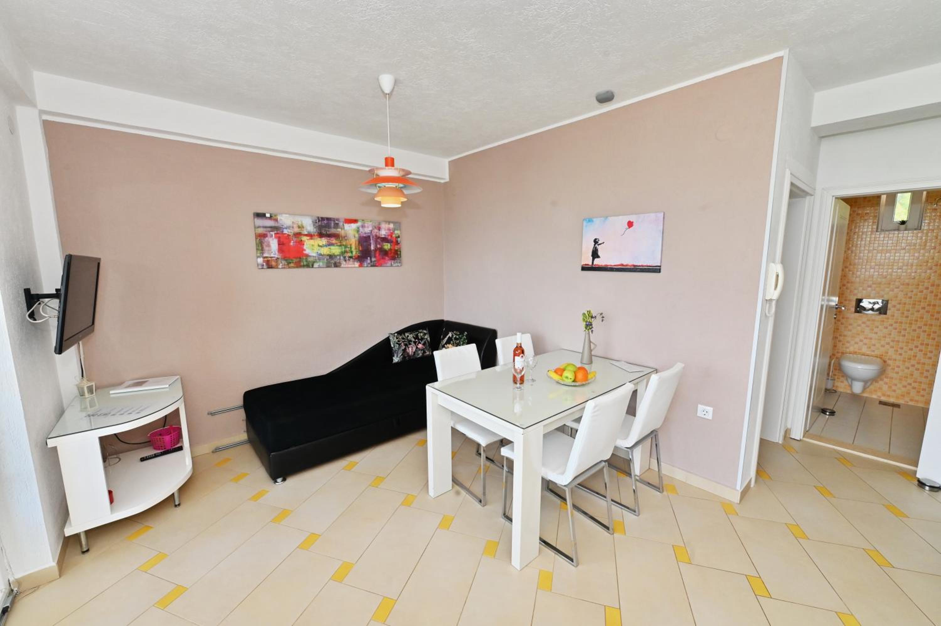 One-Bedroom Apartment with Lake View - 2 photo 1