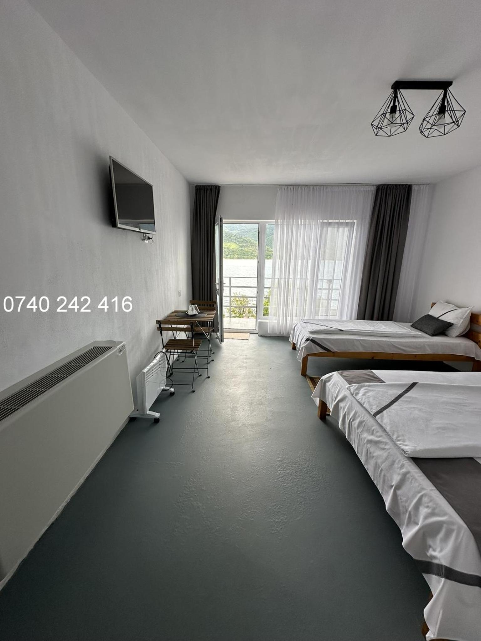 Eight-Bedroom House photo 1