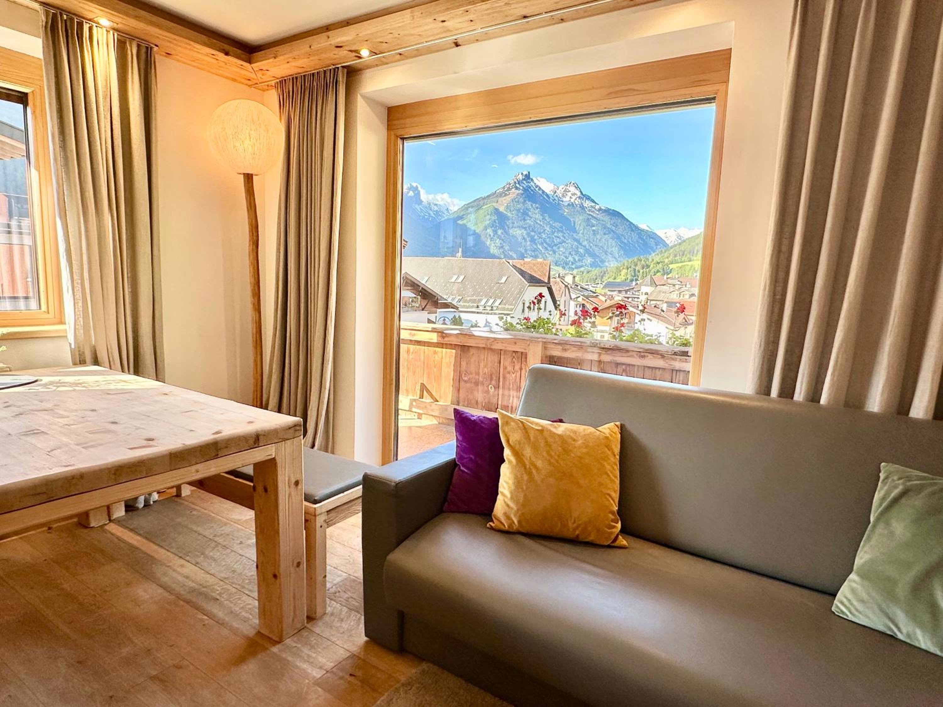 Apartment with Mountain View - Photo 3