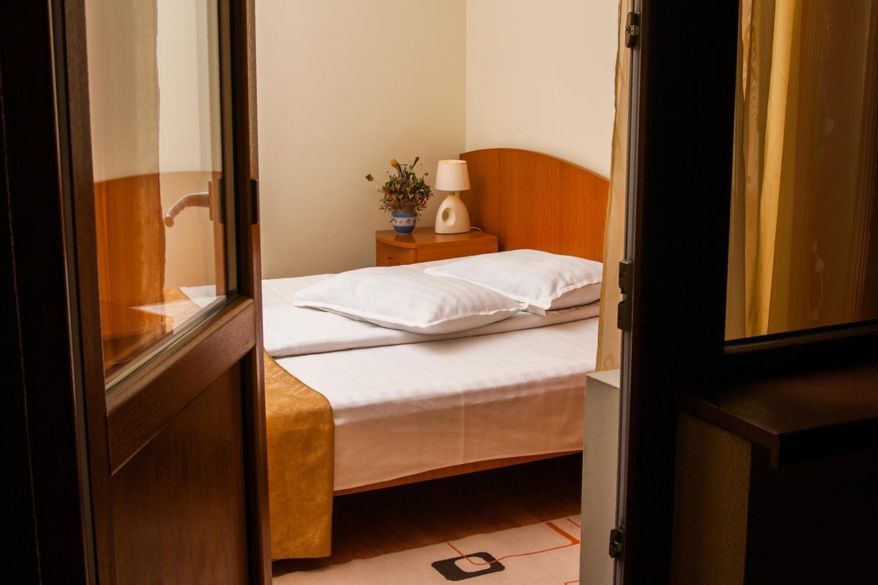 Twin Room with Balcony - Photo 3