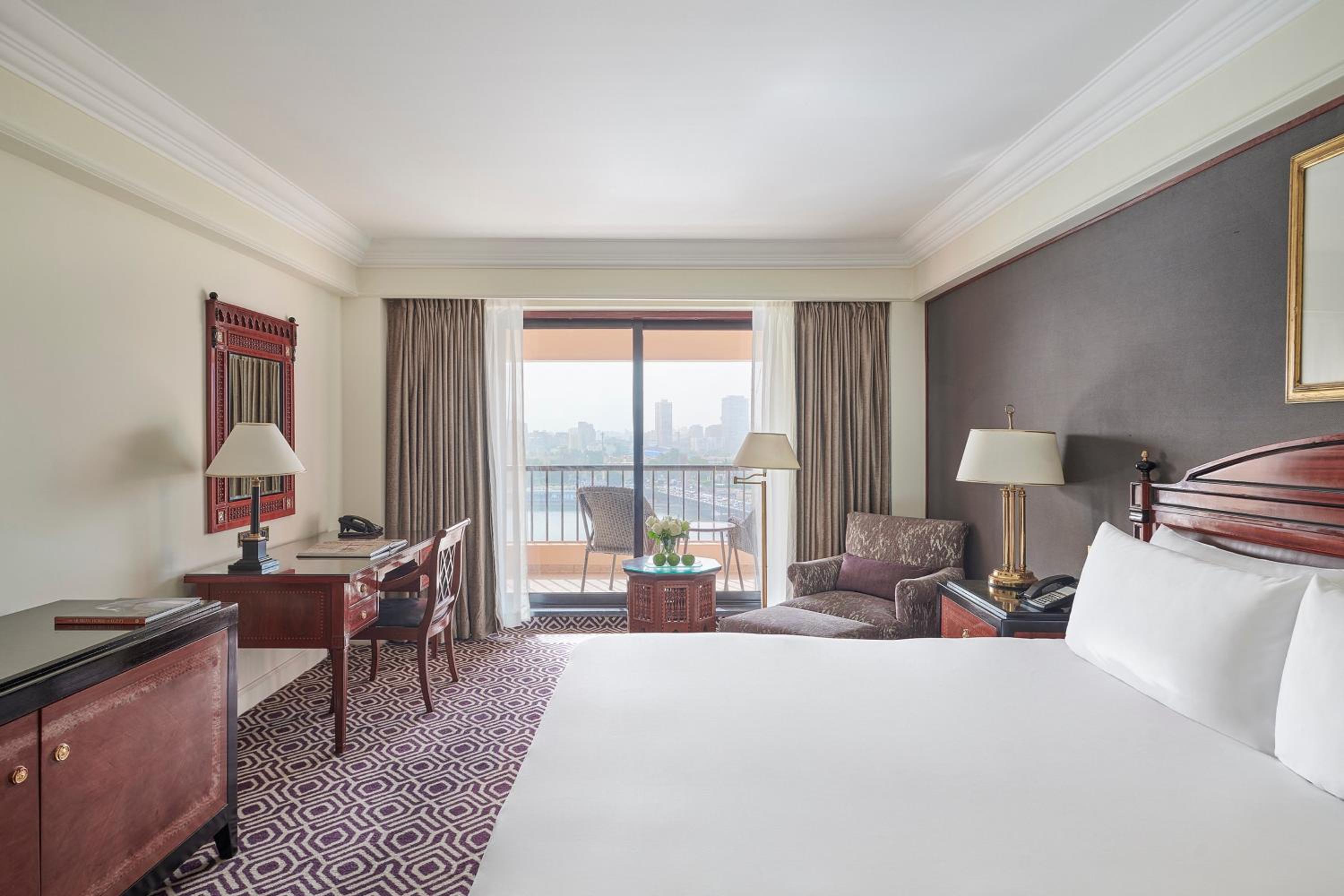 Deluxe King Room with City View - Photo 5