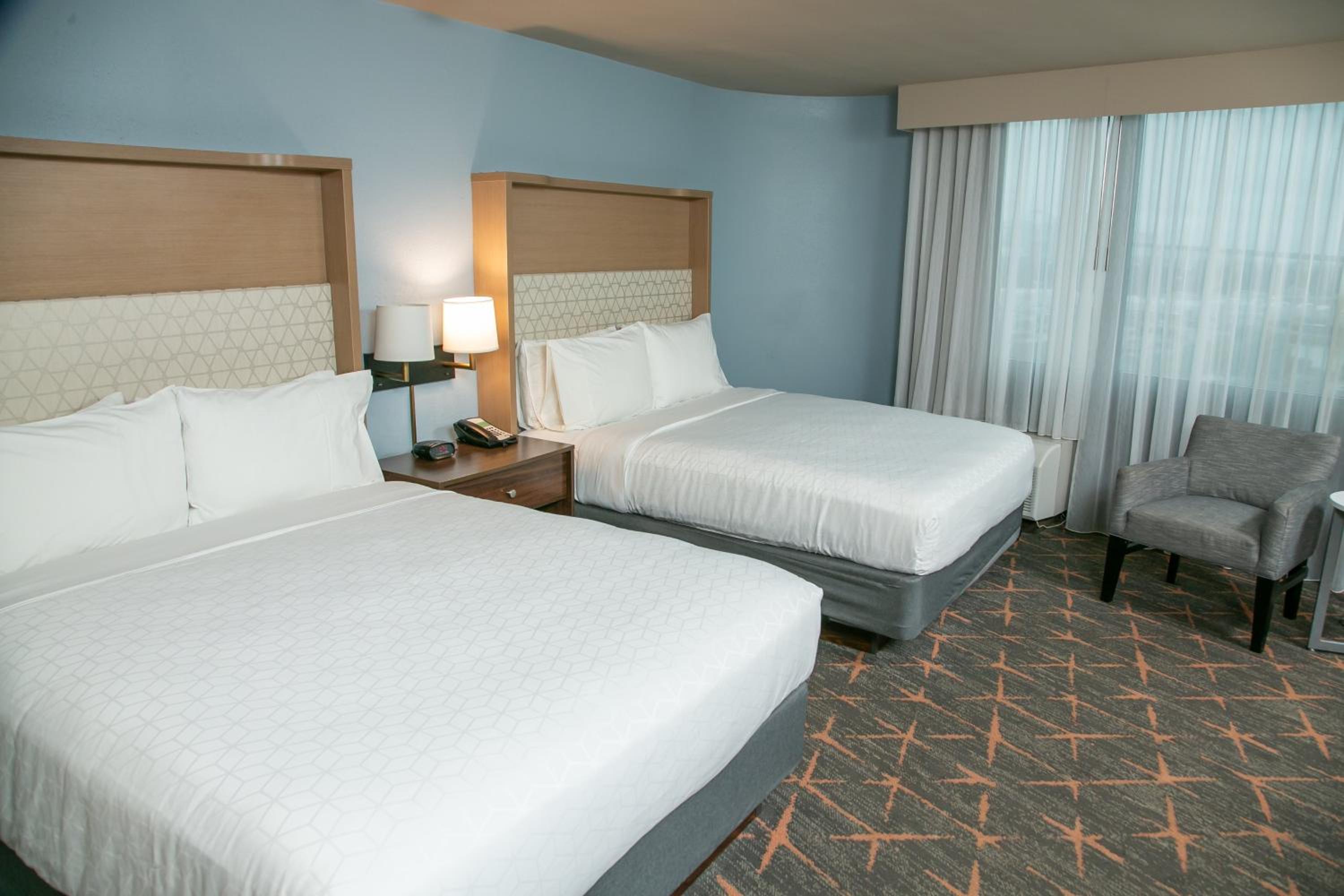 Standard Queen Room with Two Queen Beds - Photo 4