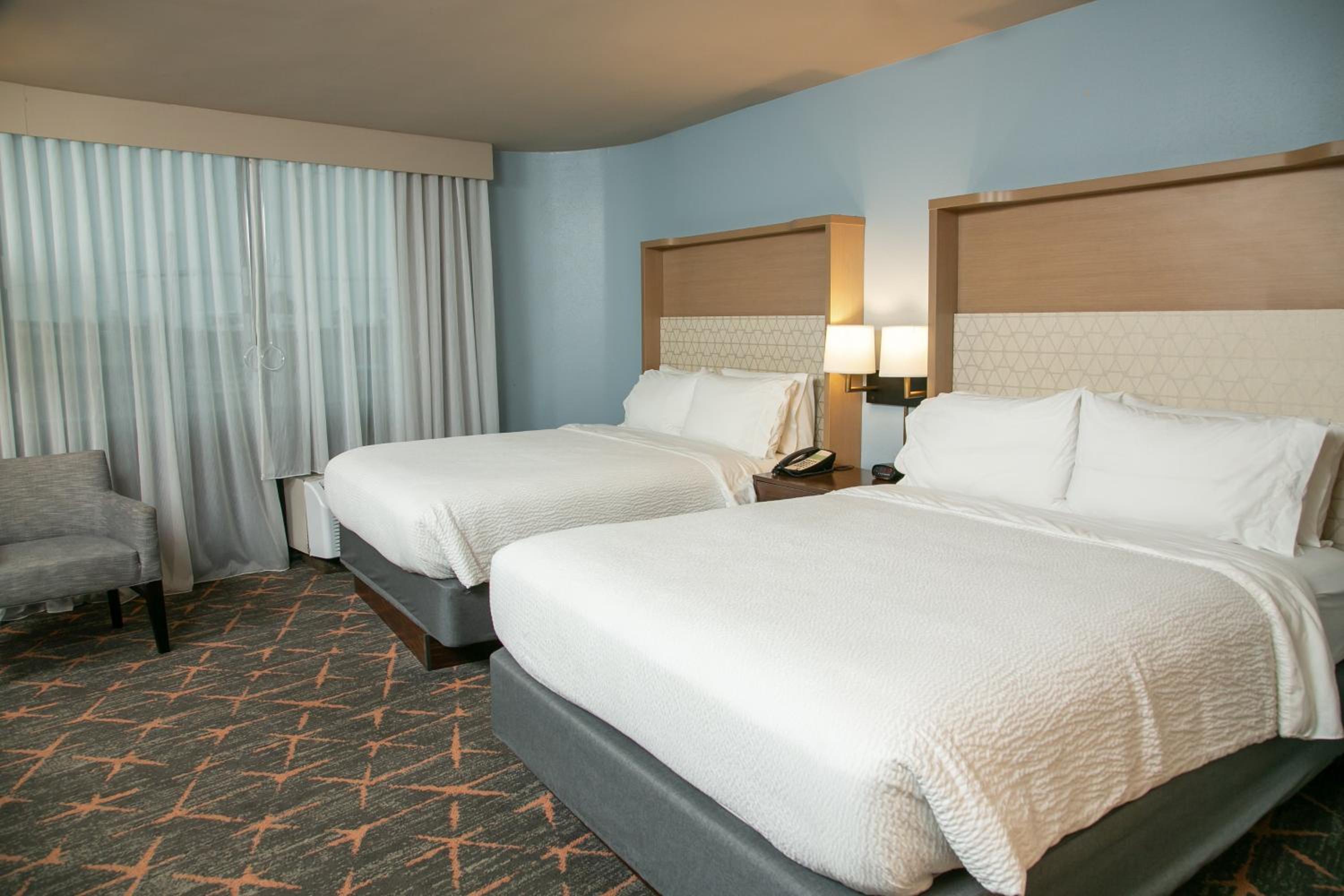 Standard Queen Room with Two Queen Beds - Photo 5