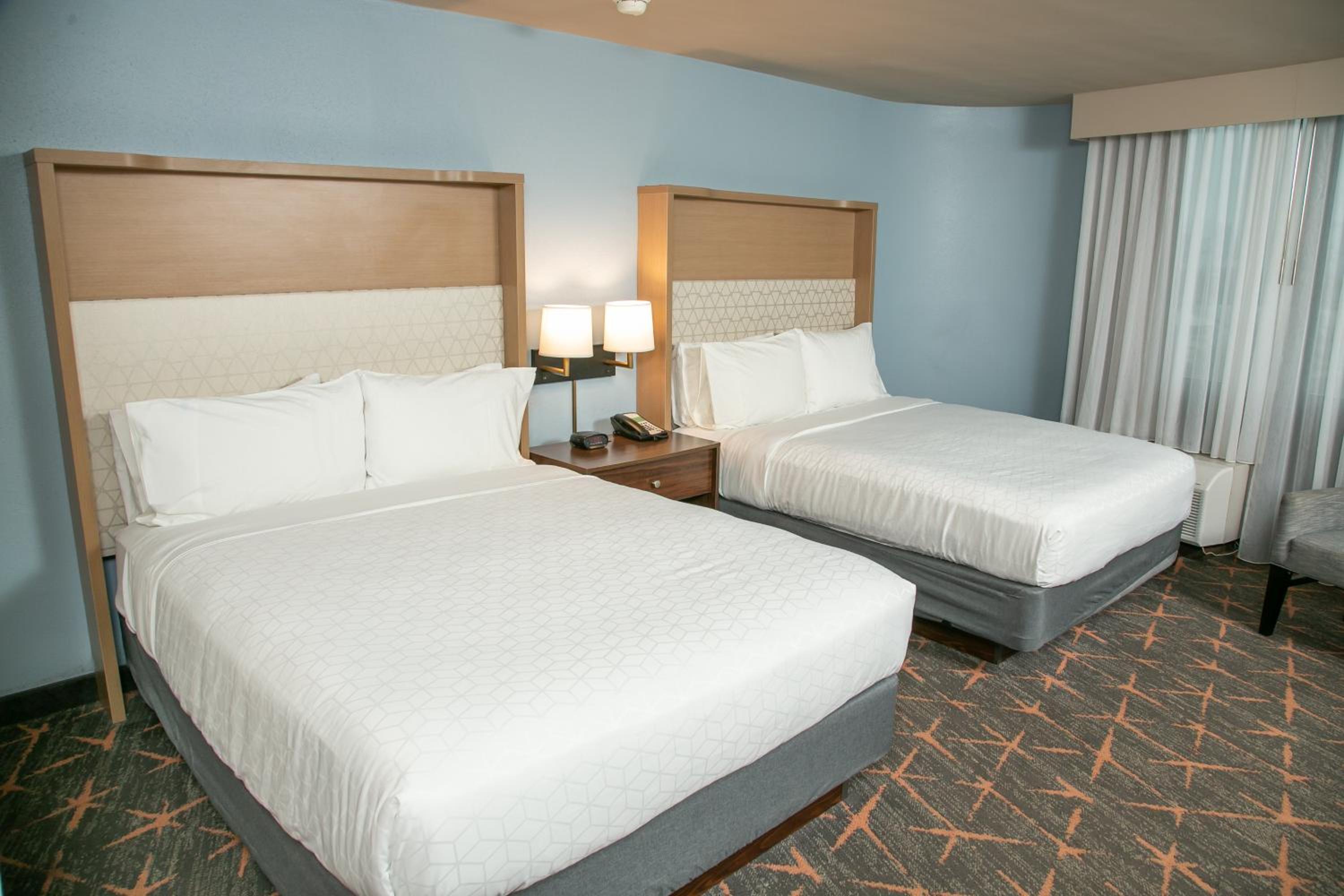 Standard Queen Room with Two Queen Beds - Photo 3