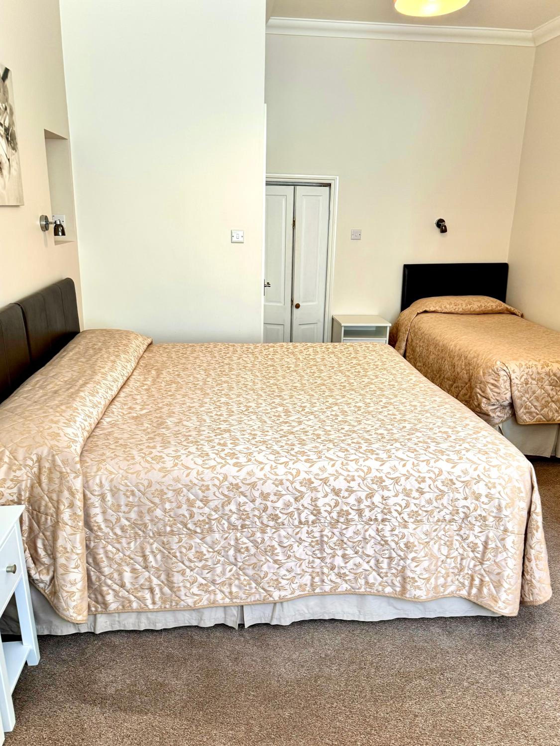 Triple Room with Private Bathroom photo 3