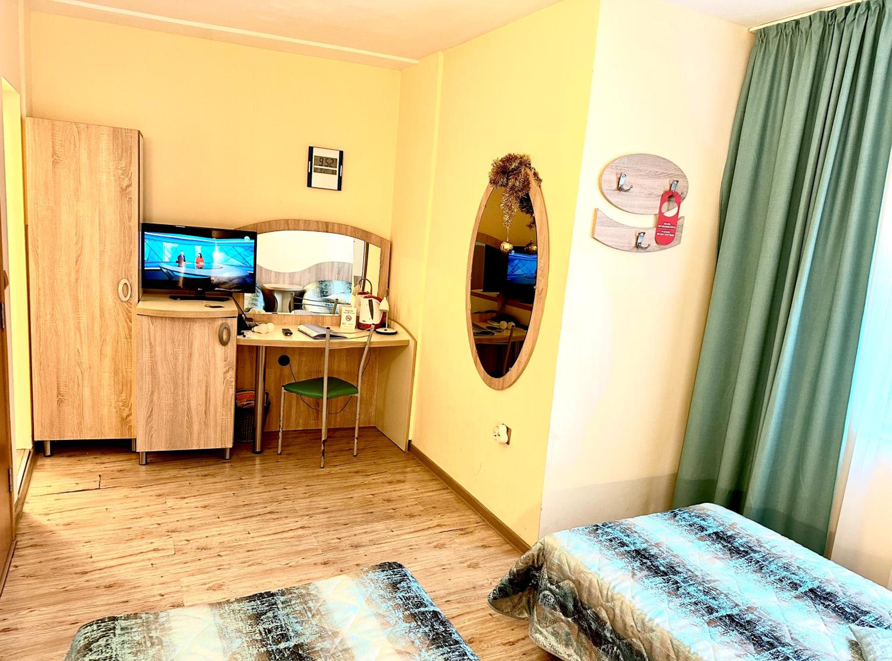 Budget Twin Room - Photo 9