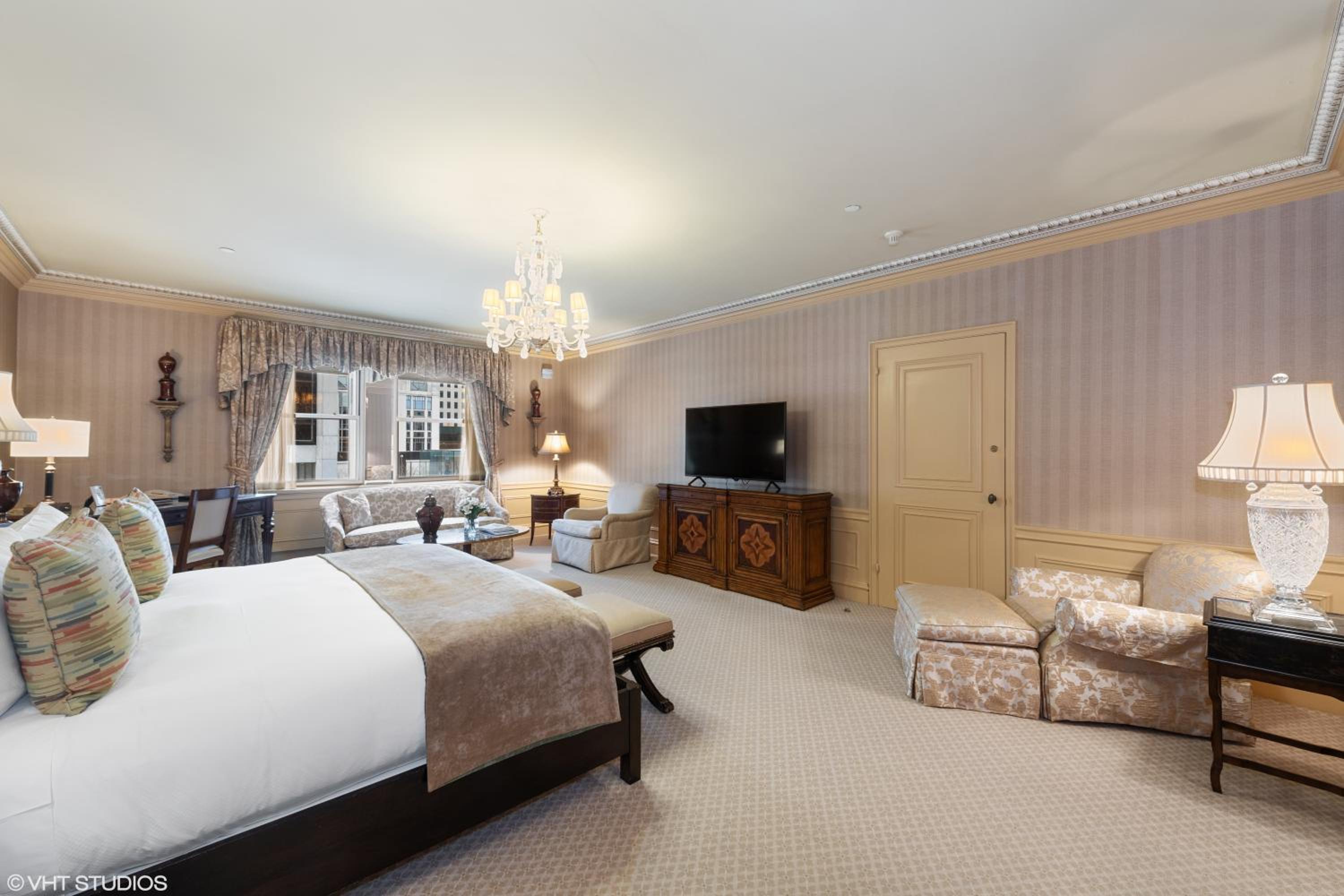 King Room with City View - Accessible photo 1