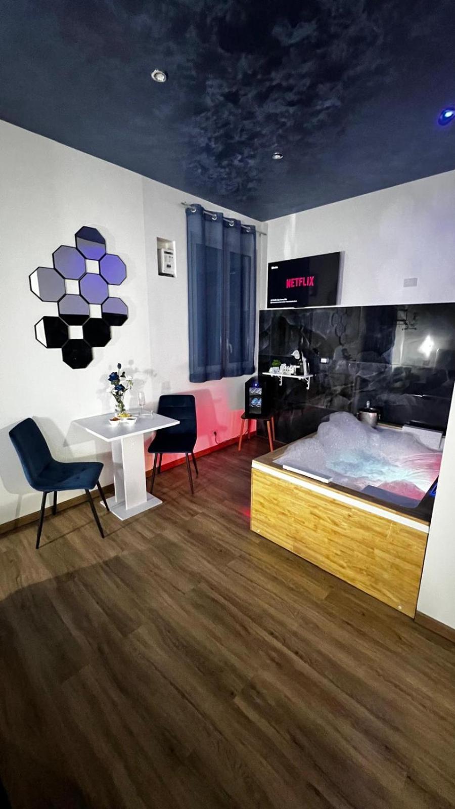 Deluxe Suite with Spa Bath