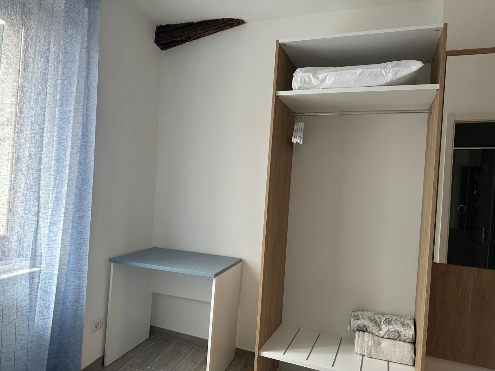 Single Room with Private Bathroom photo 2