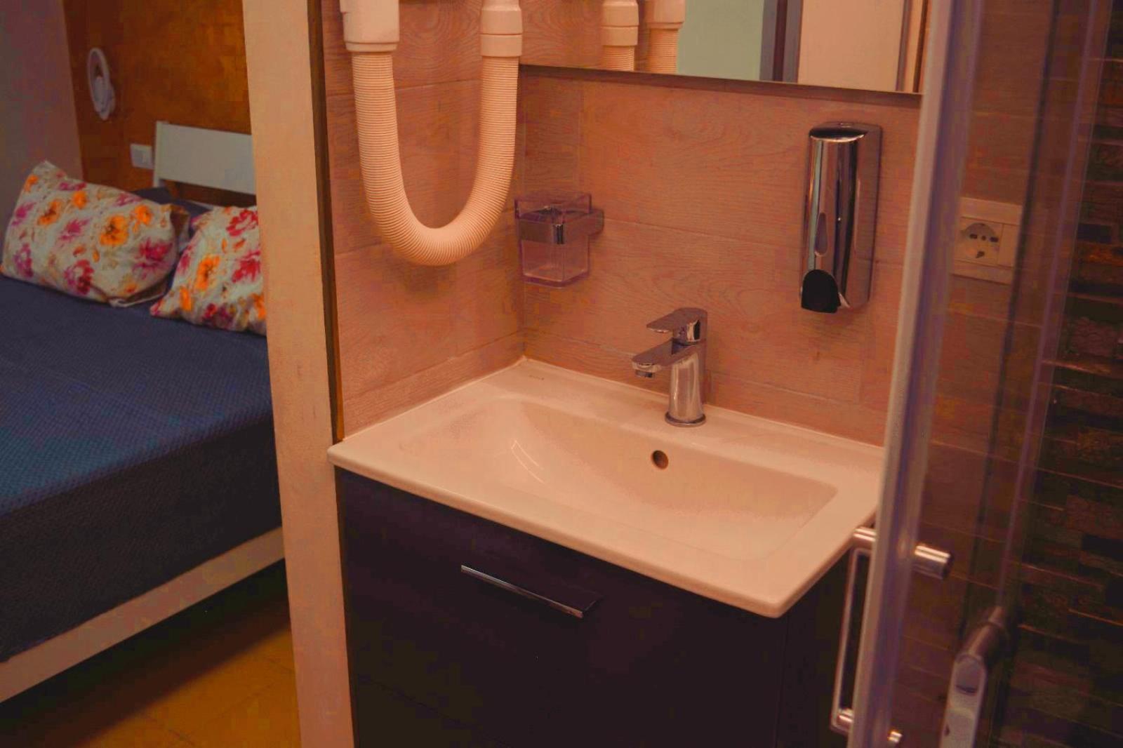 Double Room with Private Bathroom - Photo 14