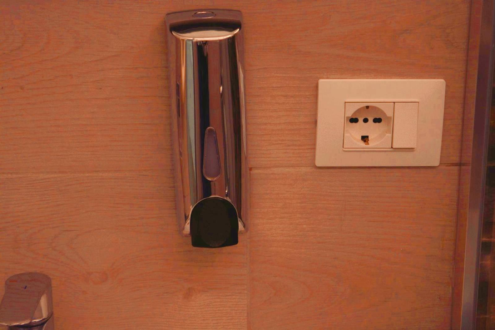 Double Room with Private Bathroom - Photo 19