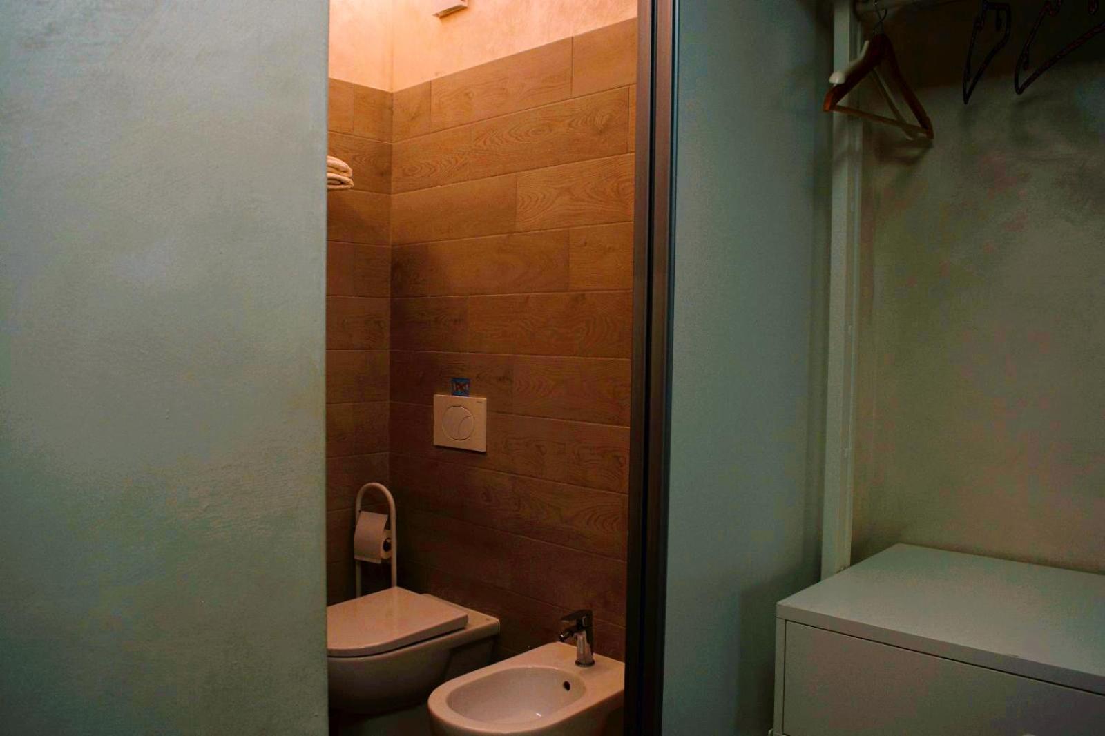 Double Room with Private Bathroom - Photo 17