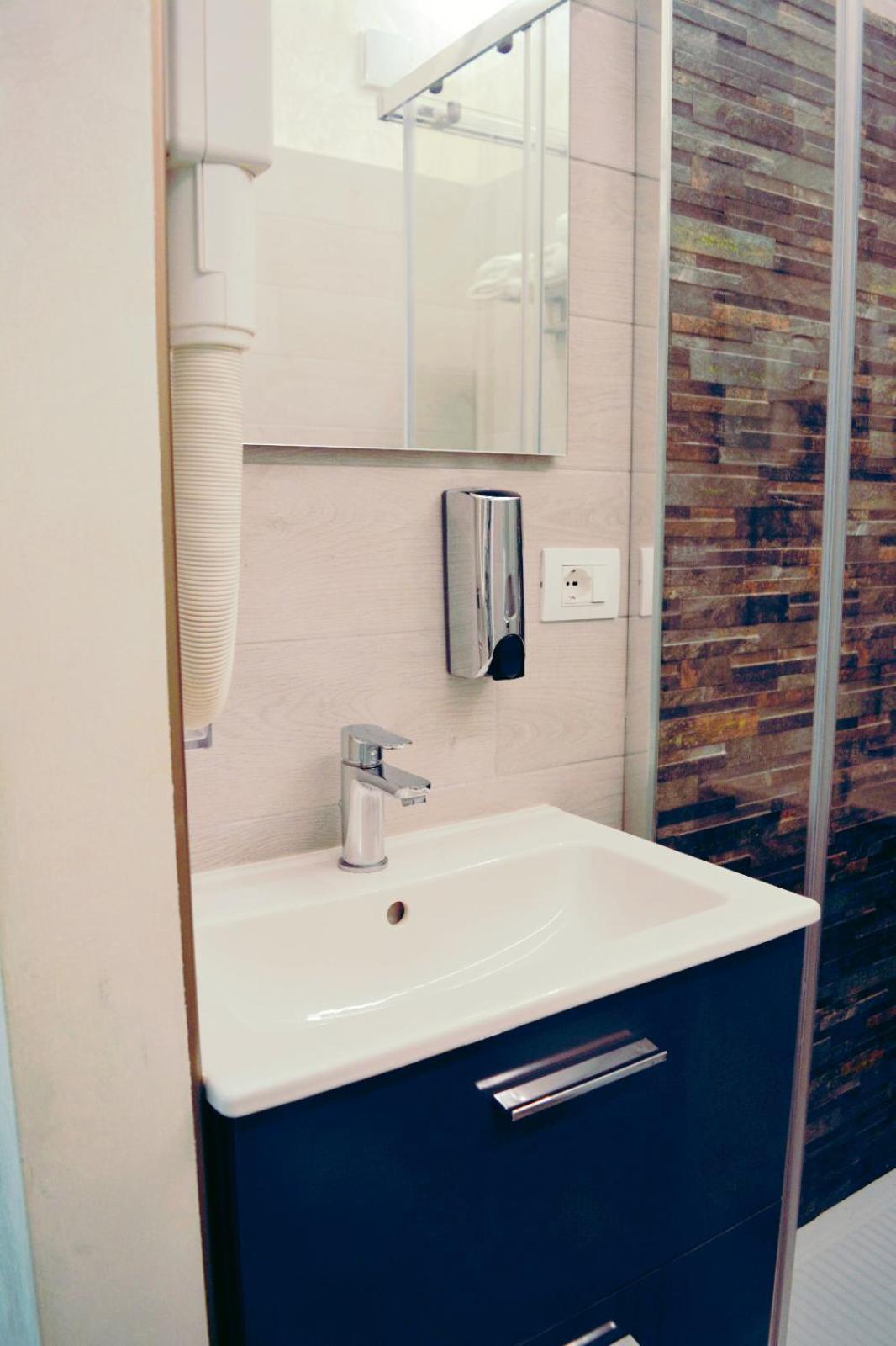 Double Room with Private Bathroom - Photo 18