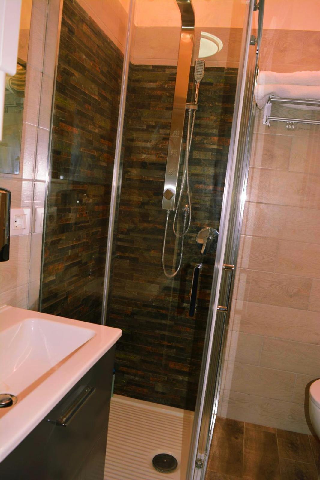 Double Room with Private Bathroom - Photo 20