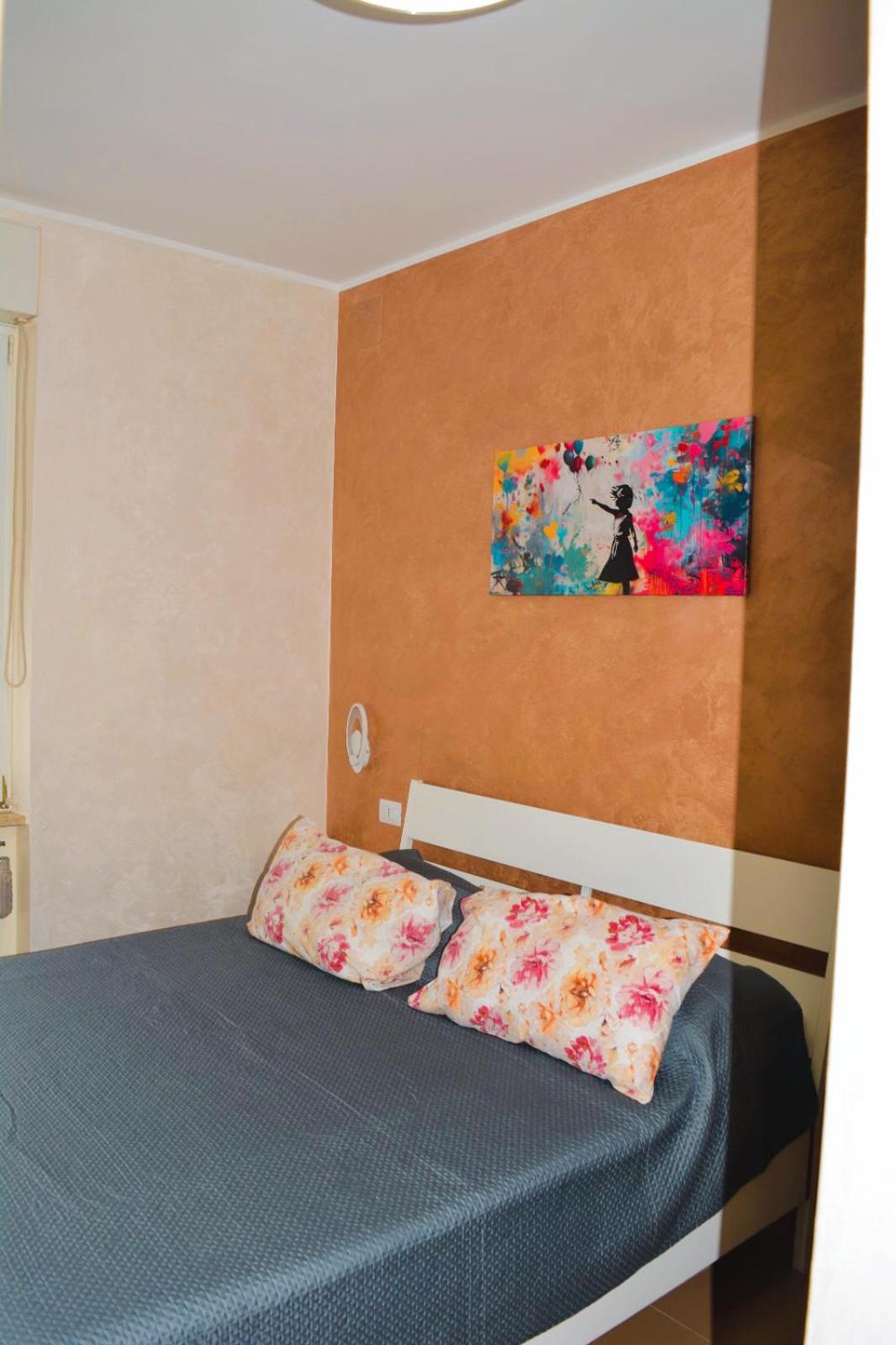 Double Room with Private Bathroom - Photo 10