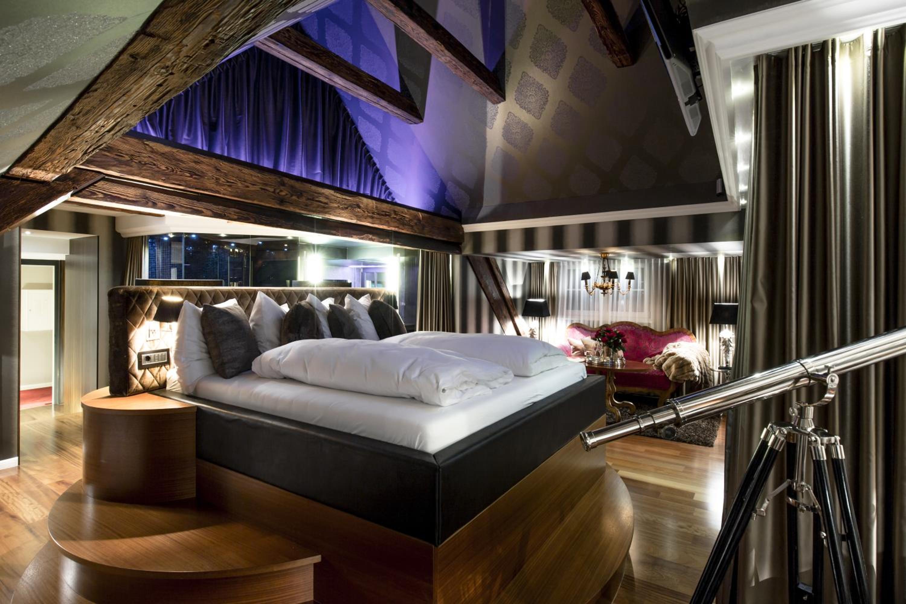Suite - Photo 1