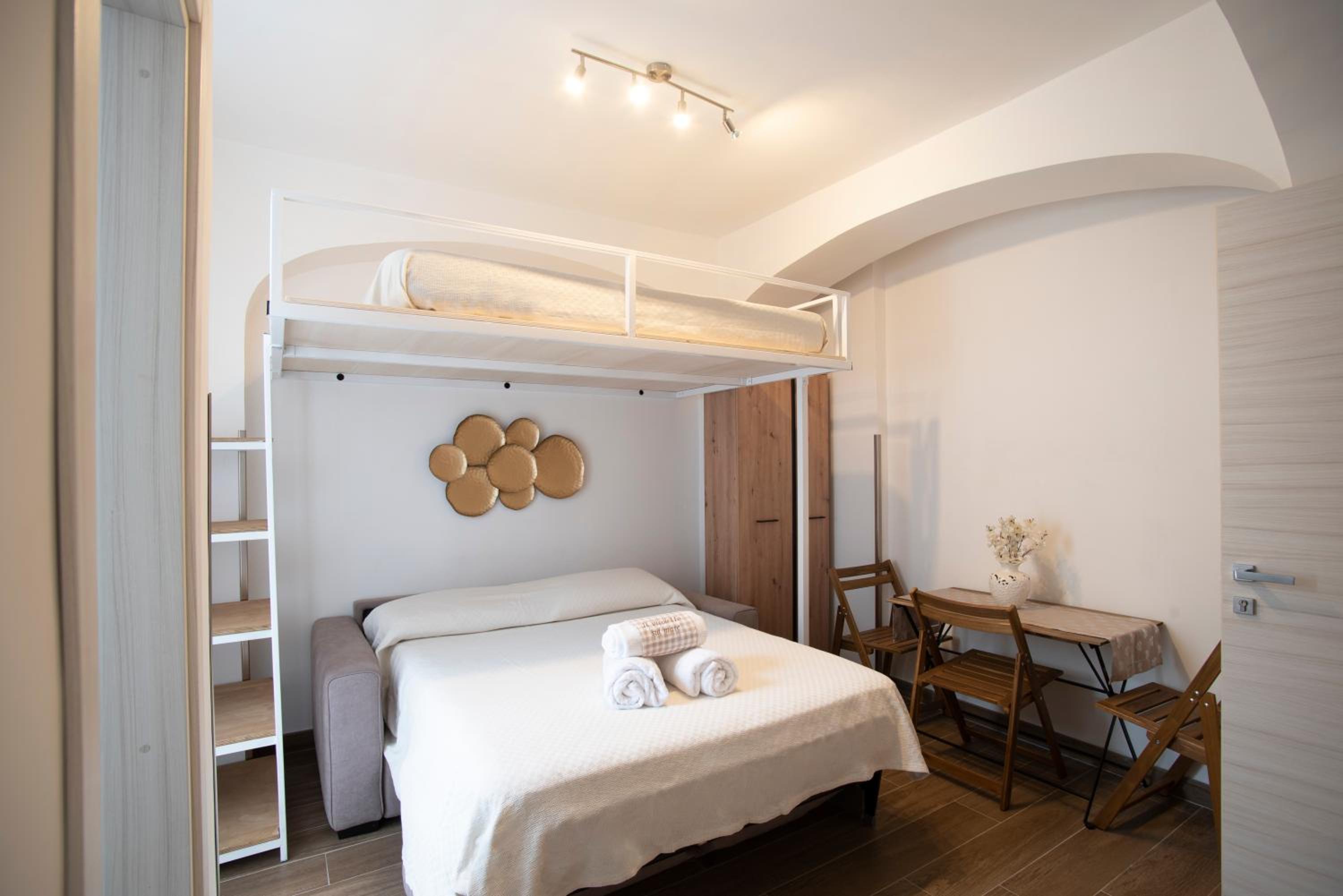 Deluxe One-Bedroom Apartment with Ocean View