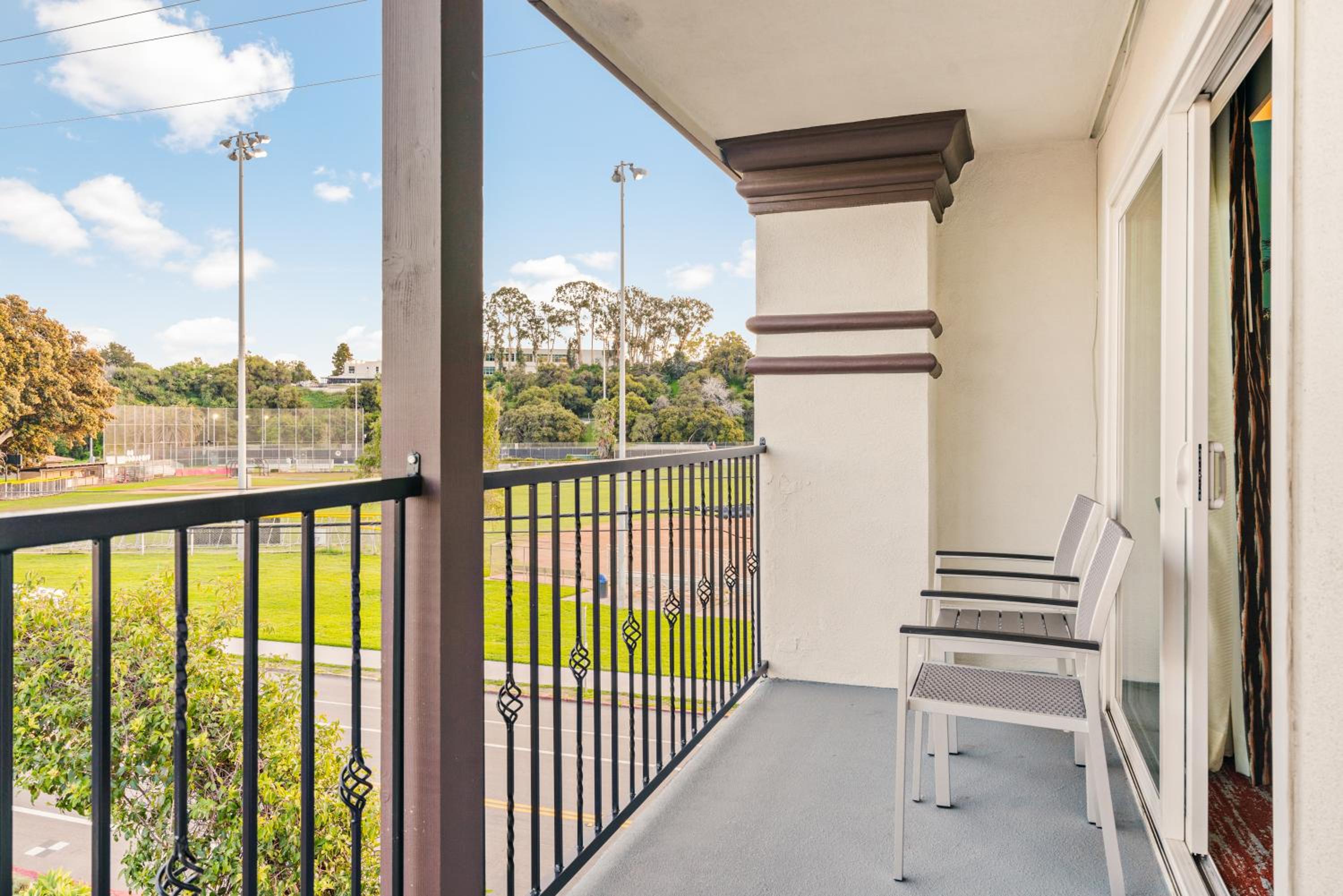 King Room with Balcony - Photo 4