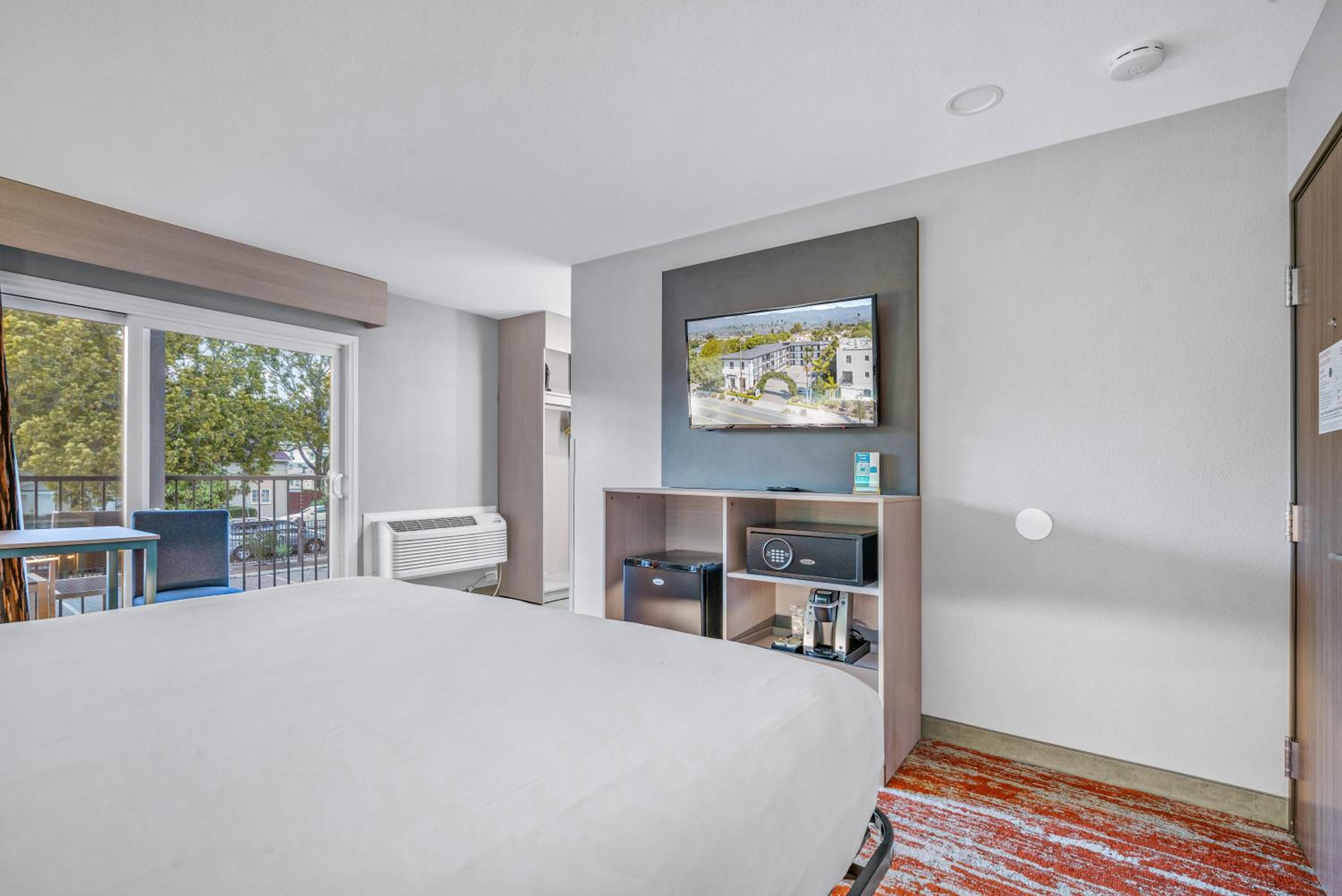 King Room with Balcony - Photo 2
