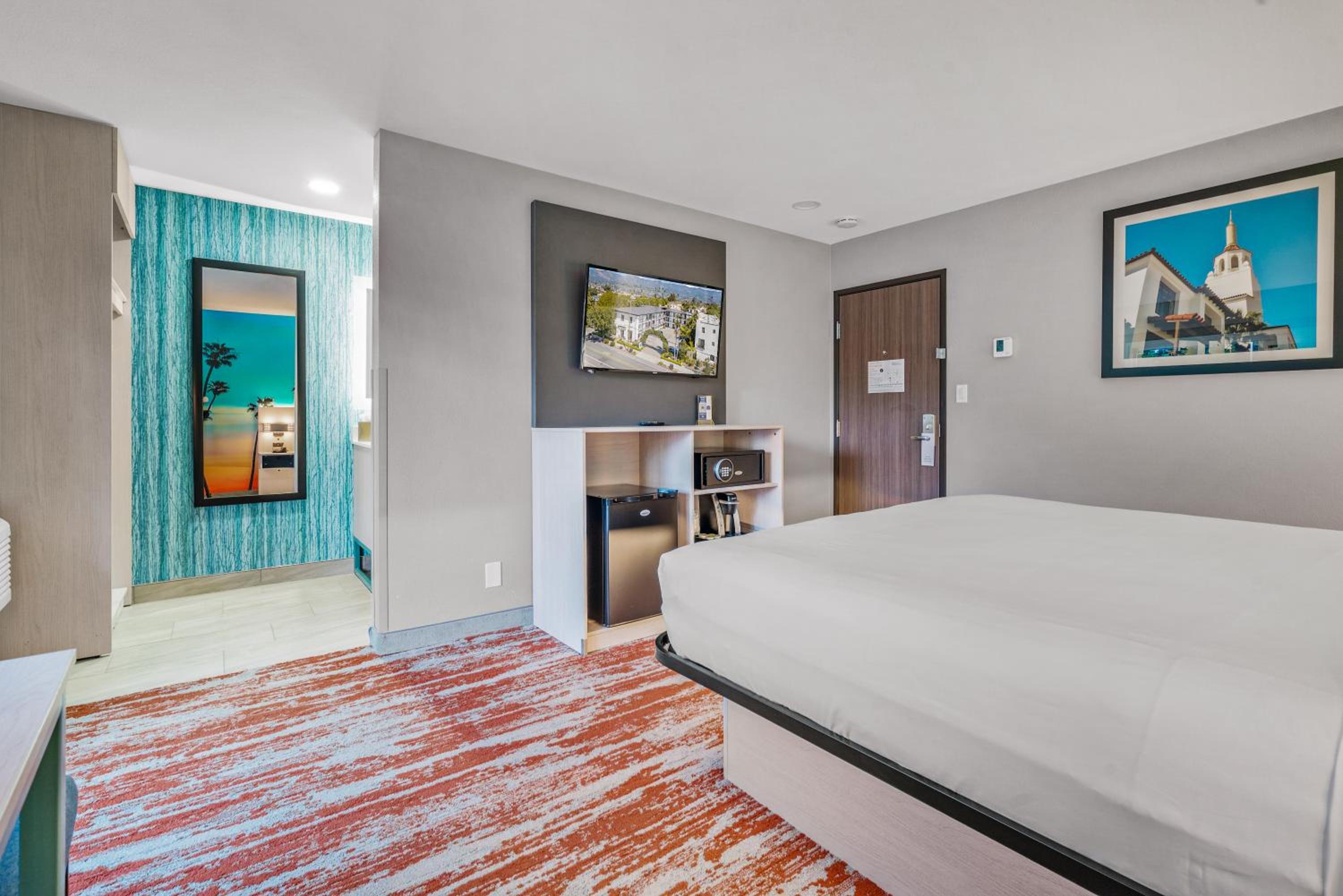 King Room with Balcony - Photo 3