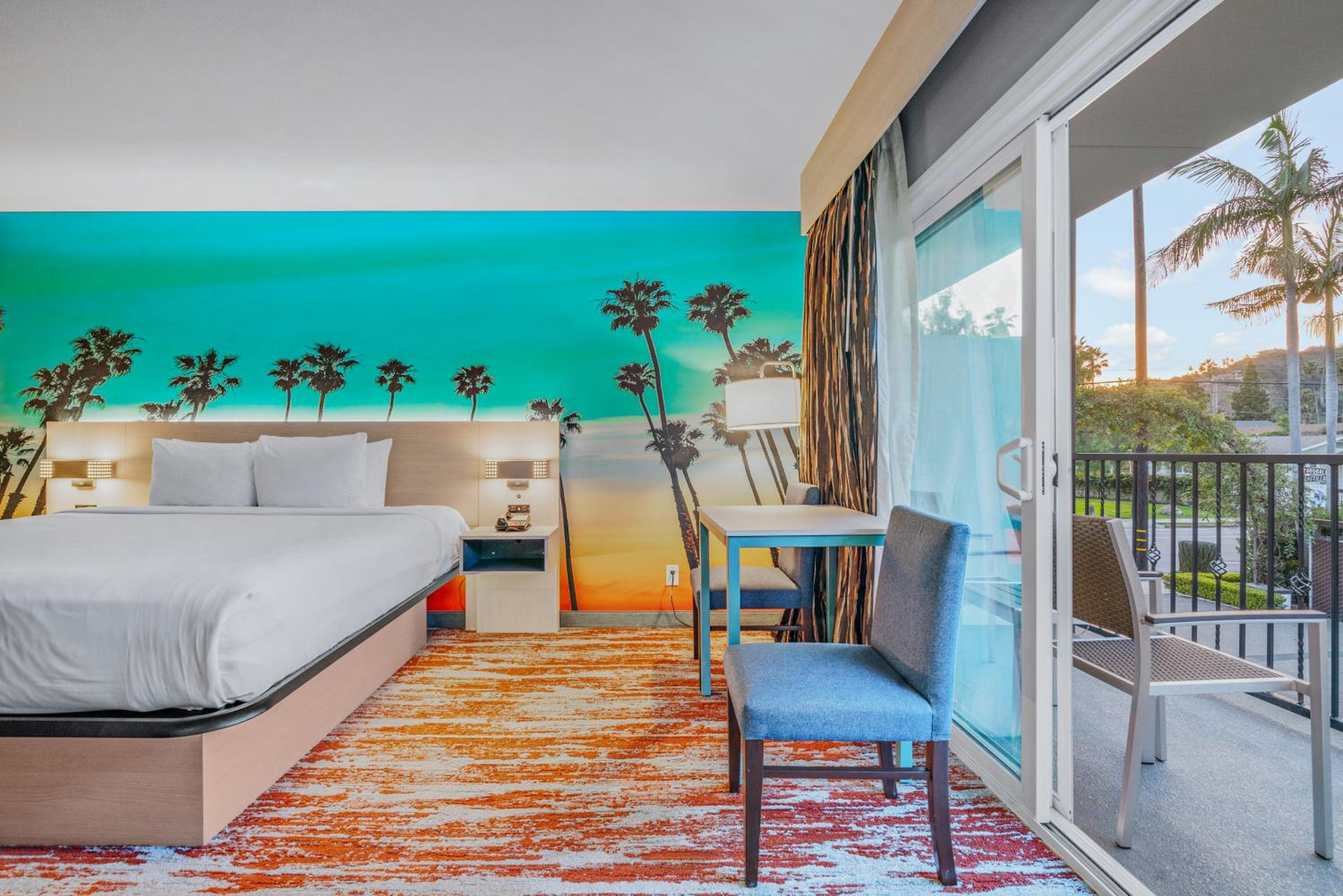 King Room with Balcony - Photo 10
